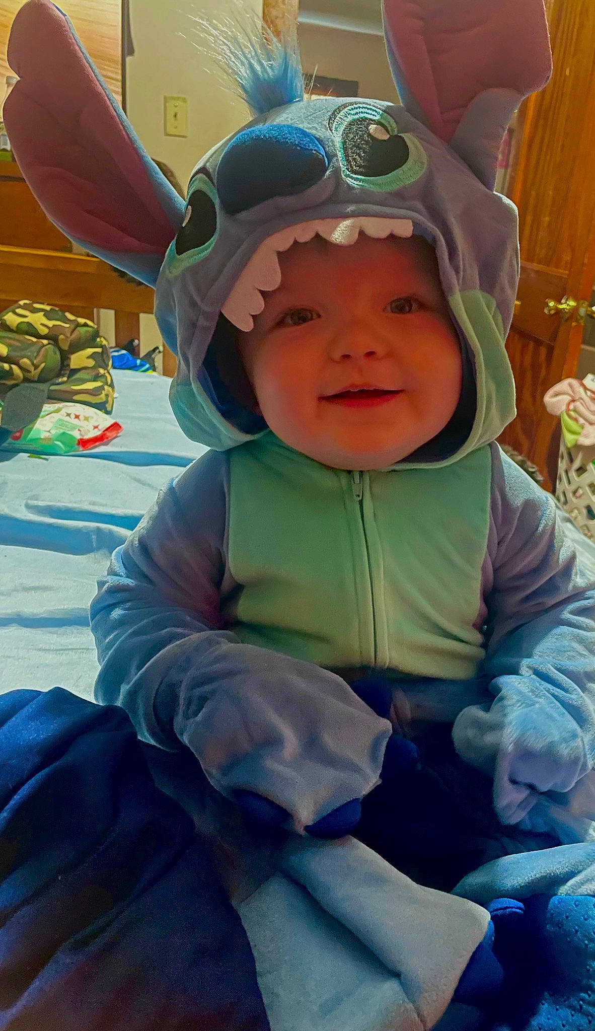 Legend is registered to the contest to win money with this photo: baby, baby_laughing, baby_products, baby_toddler_clothing, blue, cap, child, event, fashion_accessory, flowerpot, fun, goggles, grass, happy, headgear, headwear, leisure, person, personal_protective_equipment, recreation