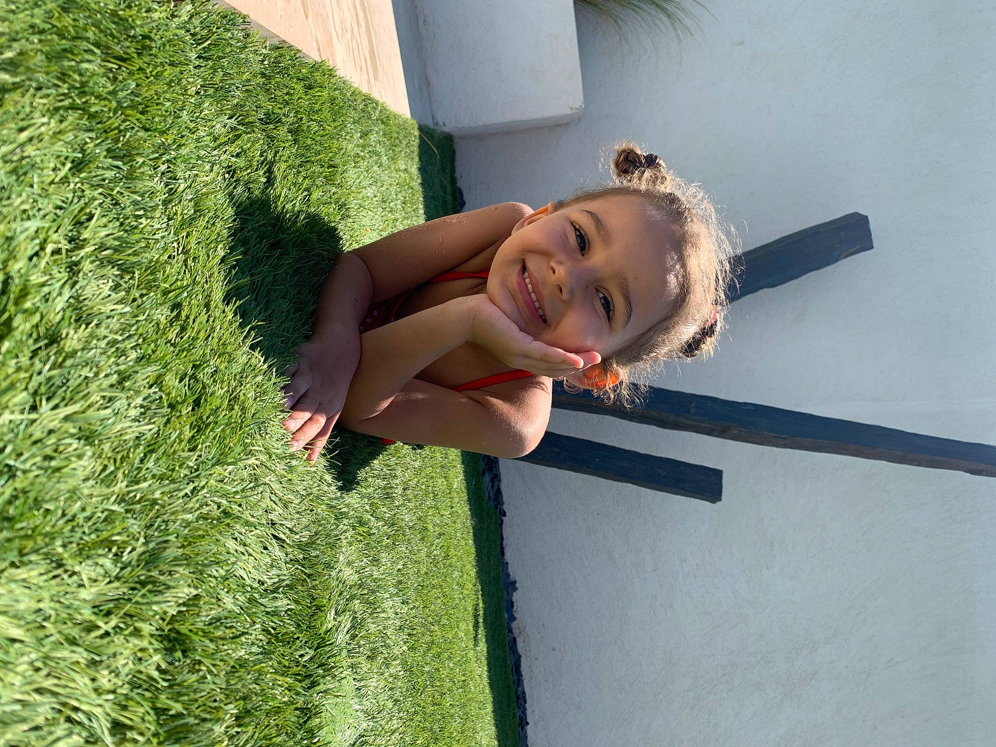 Mayssa participe au concours pour gagner de l'argent avec cette photo : child, elbow, fun, grass, happy, house, human_leg, joy, leisure, people_in_nature, person, plant, shrub, smile, thigh, toddler