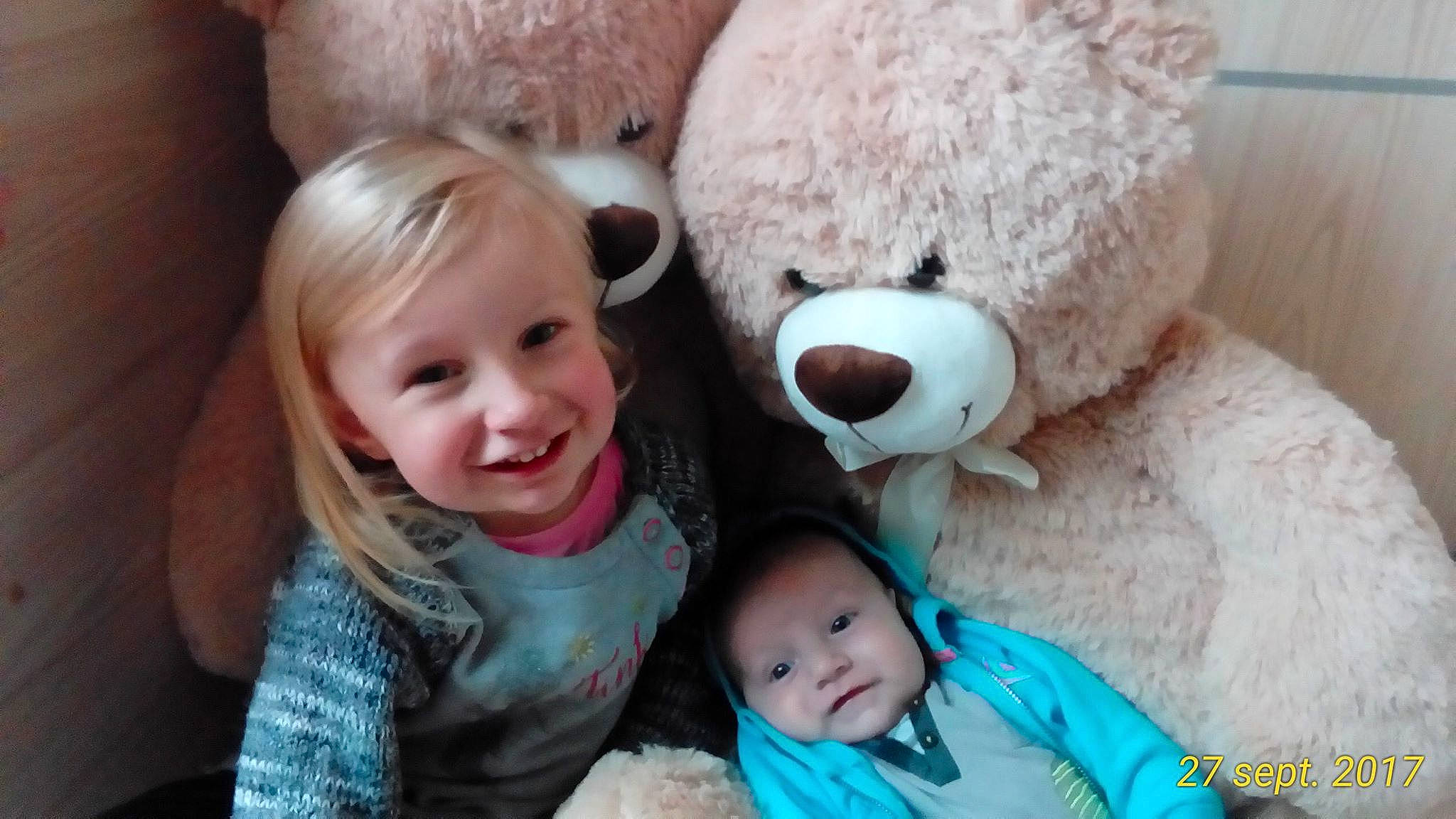 Louann a rejoint le concours — aidez-le/la à gagner de superbes lots ! child, ear, fun, girl, infant, joy, material, nose, person, play, plush, product, skin, smile, stuffed_toy, teddy_bear, textile, toddler, toy