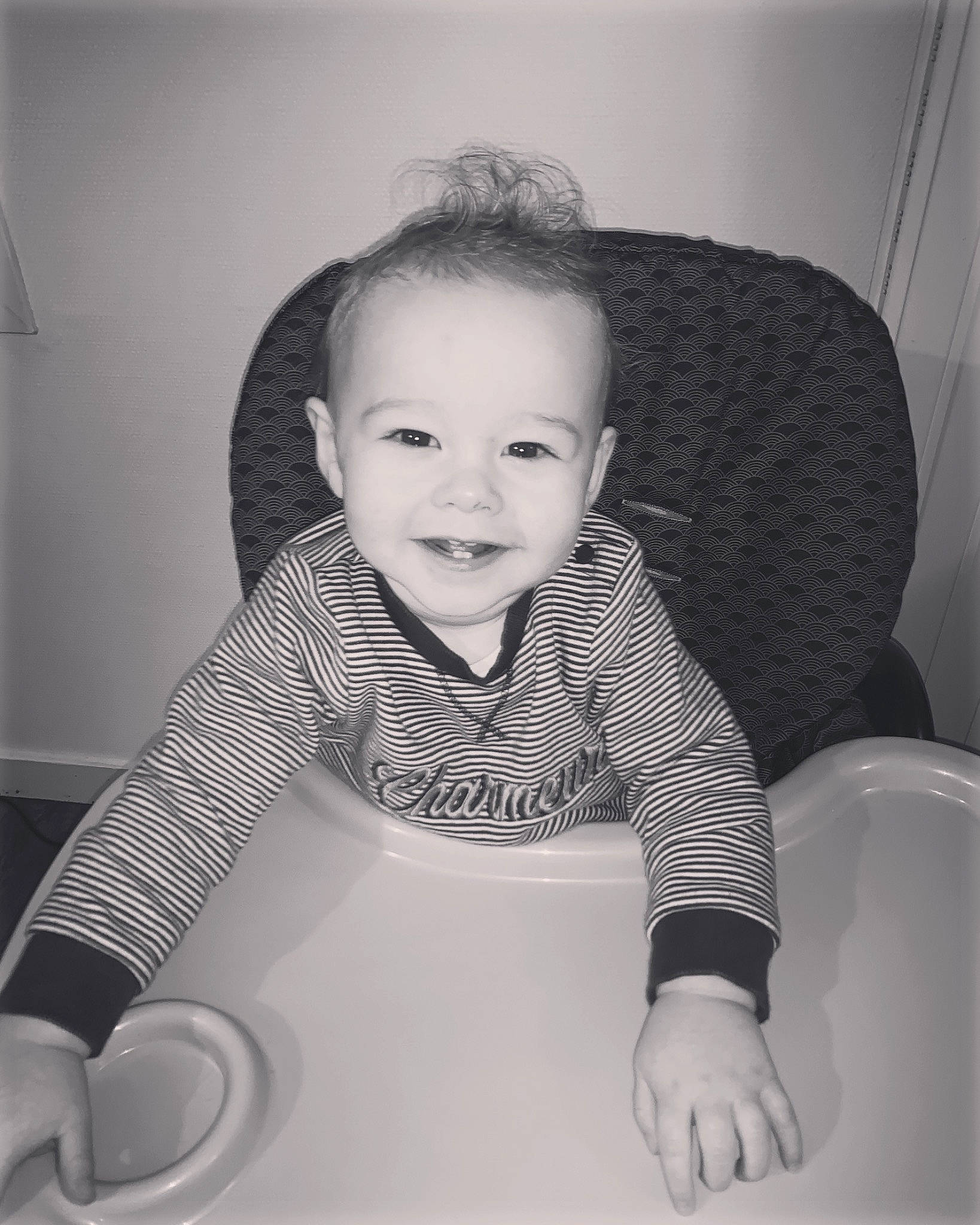 Elliot participe au concours pour gagner de l'argent avec cette photo : baby, baby_toddler_clothing, black_and_white, cheek, child, comfort, eye, facial_expression, flash_photography, fun, happy, human_body, iris, joy, monochrome, monochrome_photography, person, sitting, sleeve, smile