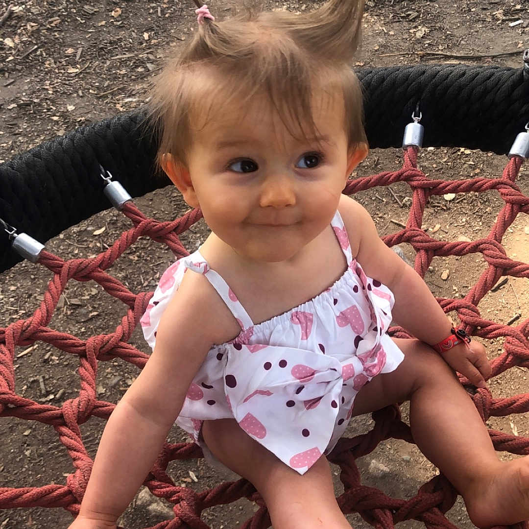 Maélie participe au concours pour gagner de l'argent avec cette photo : child, clothing, crawling, dress, face, female, furniture, girl, grass, head, nature, outdoorplayarea, outdoors, park, person, photography, plant, playarea, portrait, sitting