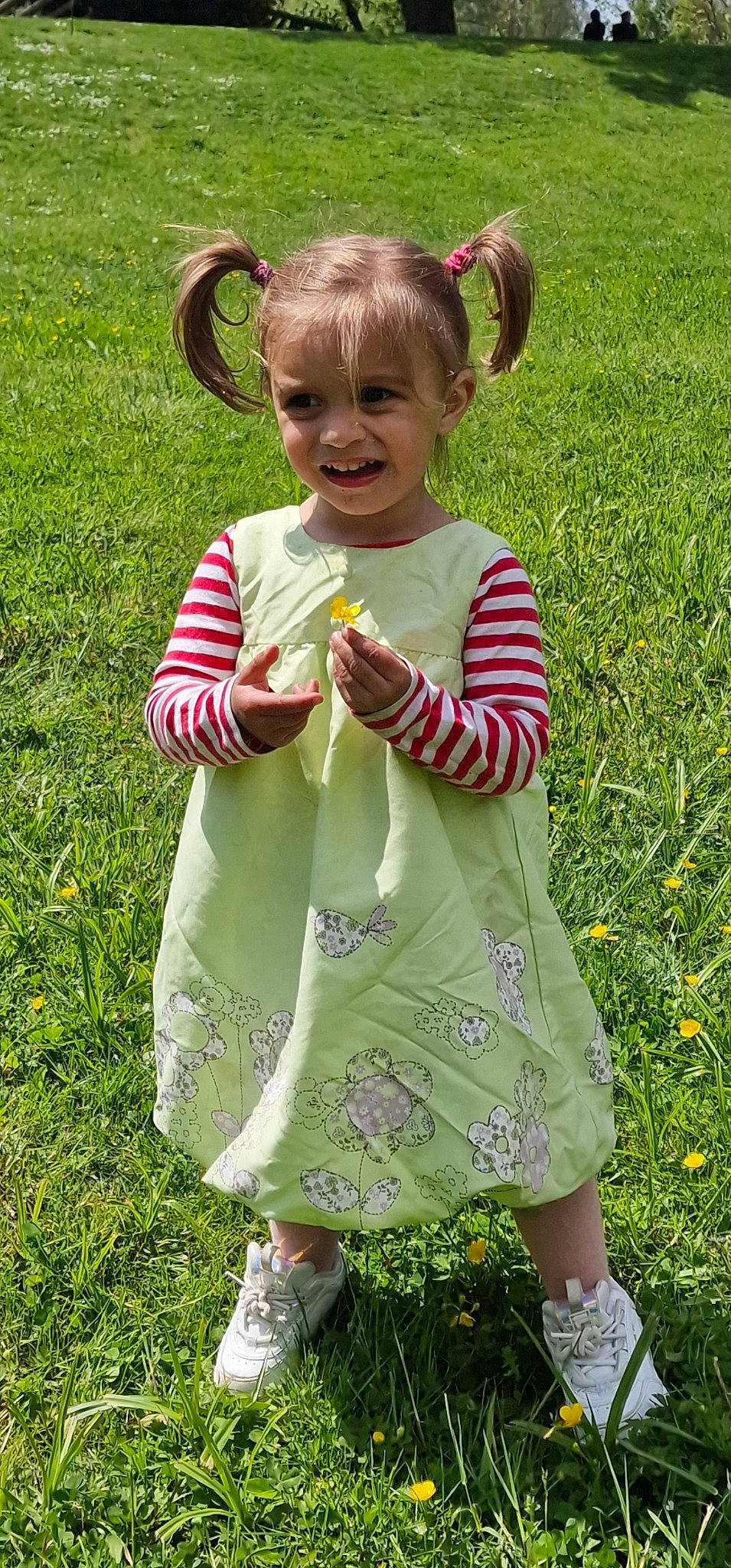 Chérine a rejoint le concours — aidez-le/la à gagner de superbes lots ! baby_toddler_clothing, botany, dress, gesture, grass, grassland, green, groundcover, hand, happy, joy, lawn, meadow, pattern, people_in_nature, person, pink, plant, sleeve, smile
