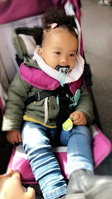 Alissa participe au concours pour gagner de l'argent avec cette photo : baby, baby_carriage, baby_in_car_seat, baby_products, car_seat, cheek, child, person, pink, product, toddler, toy