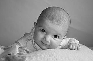 Valentine participe au concours pour gagner de l'argent avec cette photo : baby, black_and_white, cheek, child, eye, face, facial_expression, head, monochrome, monochrome_photography, mouth, nose, person, photograph, photography, skin, smile, stock_photography, toddler, tummy_time