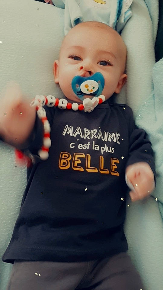 Timaël a rejoint le concours — aidez-le/la à gagner de superbes lots ! baby, baby_toddler_clothing, cheek, child, doll, finger, font, fun, gesture, hairstyle, happy, human_body, mouth, orange, outerwear, person, sleeve, snapshot, t_shirt, toddler