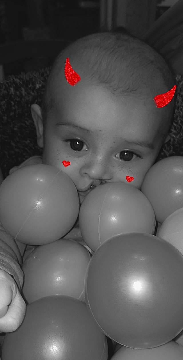 Timaël a rejoint le concours — aidez-le/la à gagner de superbes lots ! baby, balloon, cheek, chest, child, darkness, event, eyelash, fun, happy, iris, monochrome, monochrome_photography, organ, party_supply, person, still_life_photography, stock_photography, style, toddler