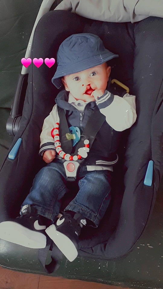 Timaël participe au concours pour gagner de l'argent avec cette photo : auto_part, automotive_design, baby, baby_carriage, baby_products, cap, car_seat, child, clothing, cool, family_car, hat, headwear, luxury_vehicle, motor_vehicle, person, sitting, smile, suit, sun_hat