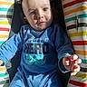Nolan a rejoint le concours — aidez-le/la à gagner de superbes lots ! baby, blue_clothing, close_up, eyes, fabric, face, hand, hero_graphic, indoor, infant, mask_graphic, onesie, playmat, portrait, shadow, smile, striped_cushion, stroller_seat, sunlight, watermark