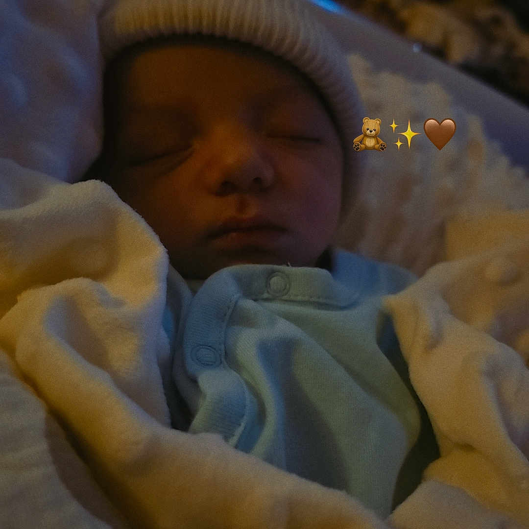 Andrea a rejoint le concours — aidez-le/la à gagner de superbes lots ! baby, bed, blanket, closeup, clothing, comfort, cozy, cute, hat, indoors, infant, newborn, peaceful, portrait, resting, sleeping, soft_lighting, soft_texture, warm, wrapped