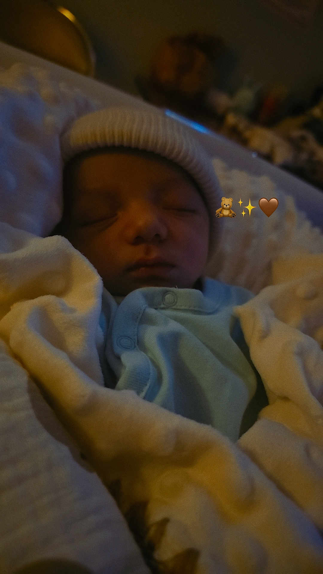 Andrea a rejoint le concours — aidez-le/la à gagner de superbes lots ! newborn, baby, sleeping, blanket, hat, cozy, infant, soft_lighting, closeup, portrait, indoors, peaceful, cute, warm, wrapped, bed, comfort, clothing, soft_texture, resting