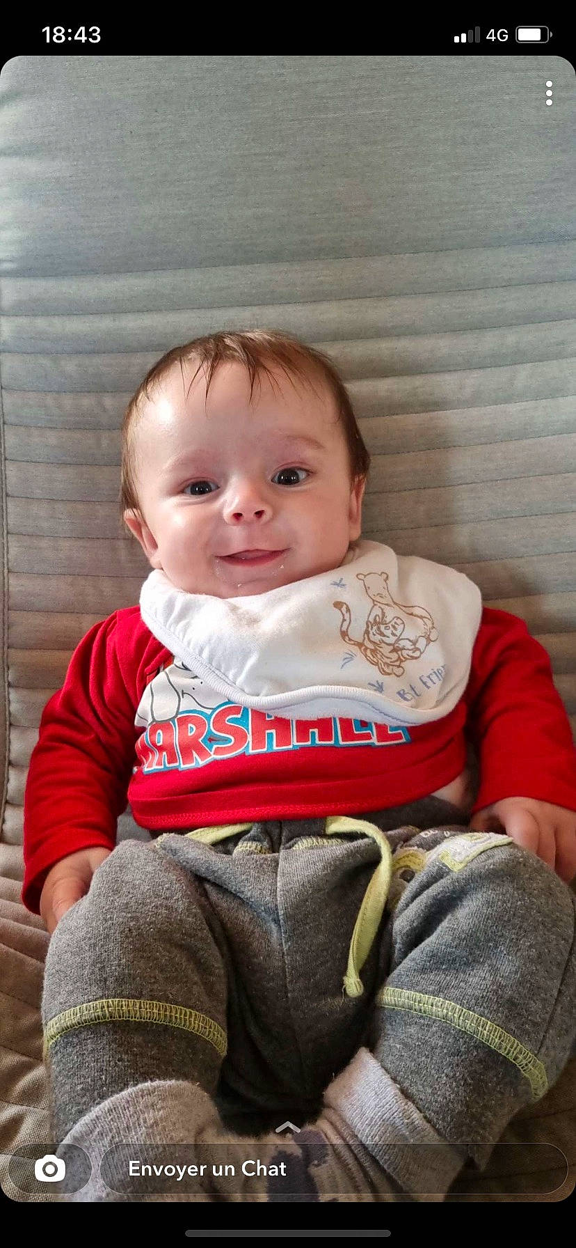 Diogo participe au concours pour gagner de l'argent avec cette photo : arm, baby, baby_toddler_clothing, cheek, chin, comfort, eye, face, flash_photography, happy, head, iris, jeans, lip, mouth, nose, person, skin, sleeve, smile