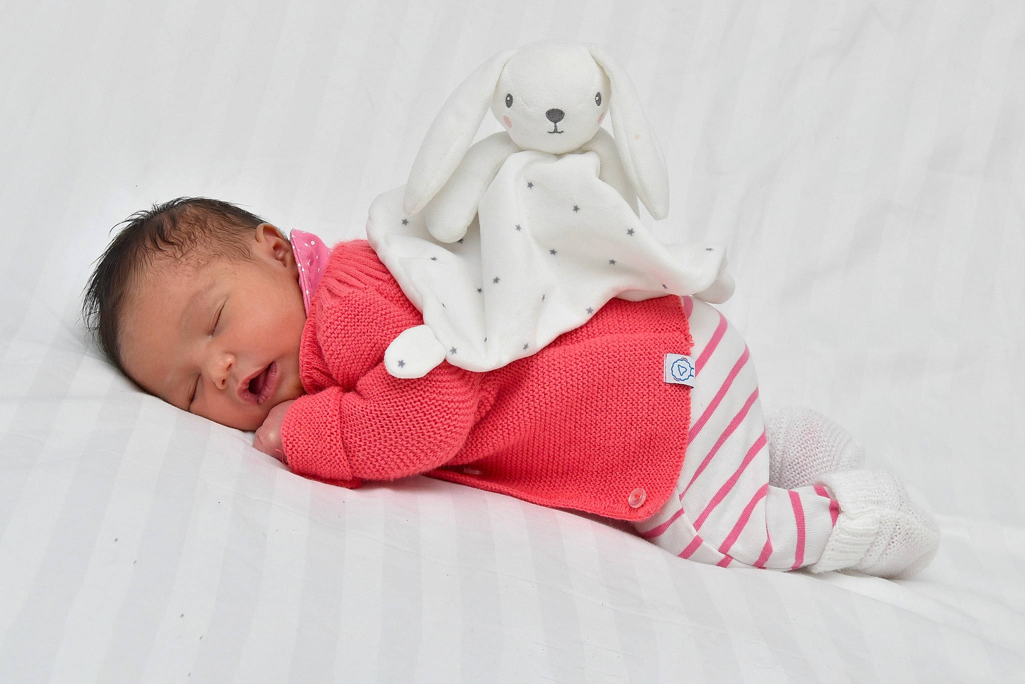 Manelle a rejoint le concours — aidez-le/la à gagner de superbes lots ! baby, baby_sleeping, baby_toddler_clothing, bedding, carmine, cheek, child, comfort, doll, foot, fur, linens, pattern, person, room, sitting, sleeve, sock, stuffed_toy, toddler