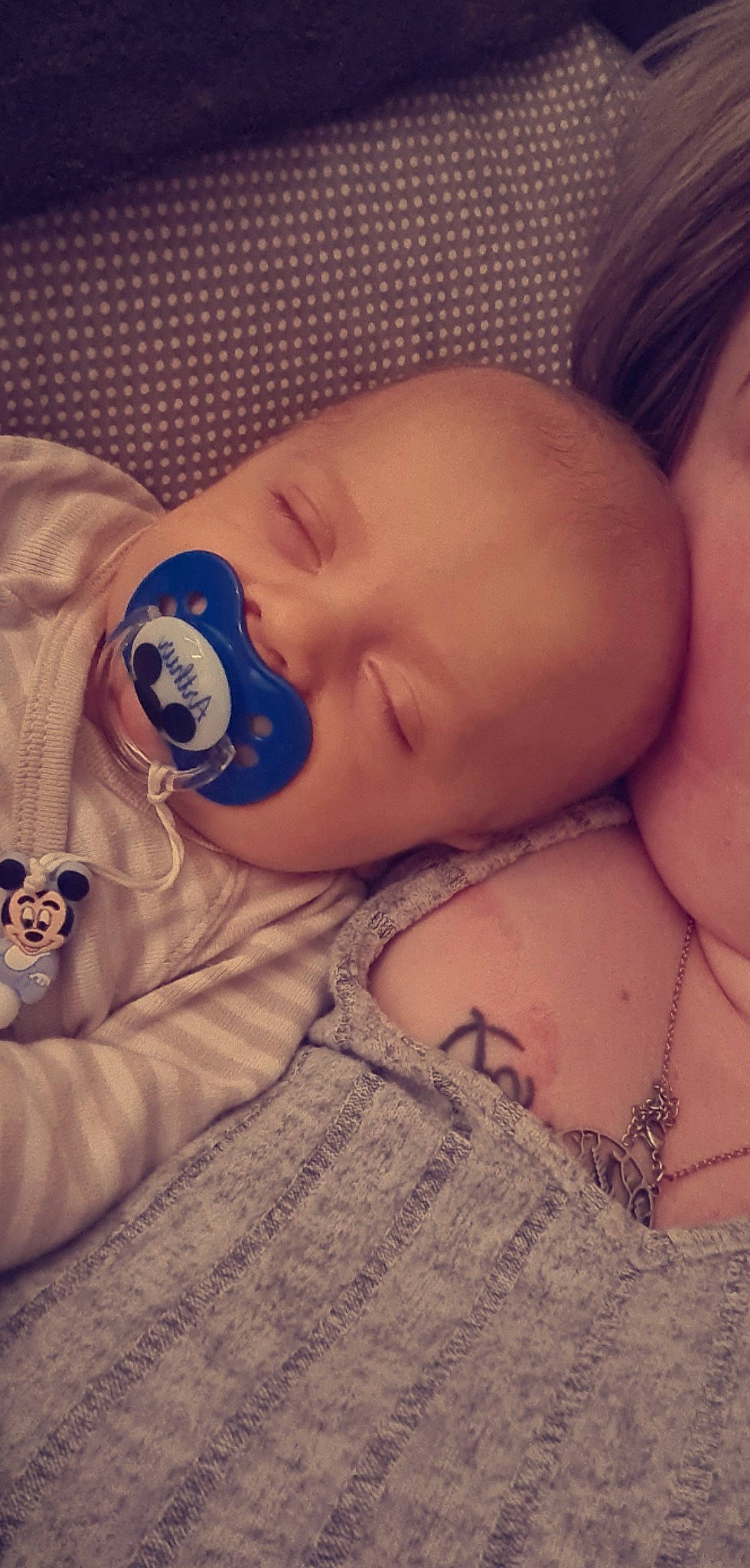 Arthur participe au concours pour gagner de l'argent avec cette photo : baby, baby_sleeping, baby_toddler_clothing, cheek, chin, comfort, ear, eyelash, forehead, happy, human_body, iris, lip, mouth, neck, nose, person, skin, sleeve, textile