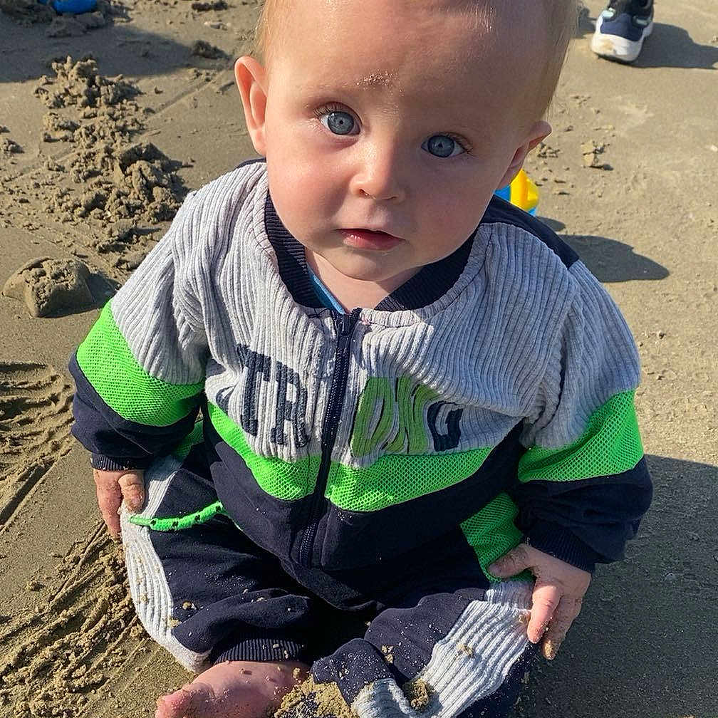 Kenway a rejoint le concours — aidez-le/la à gagner de superbes lots ! baby, beach, boy, child, clothing, coast, face, head, male, nature, outdoors, pants, person, photography, portrait, sea, shoreline, shorts, t_shirt, water