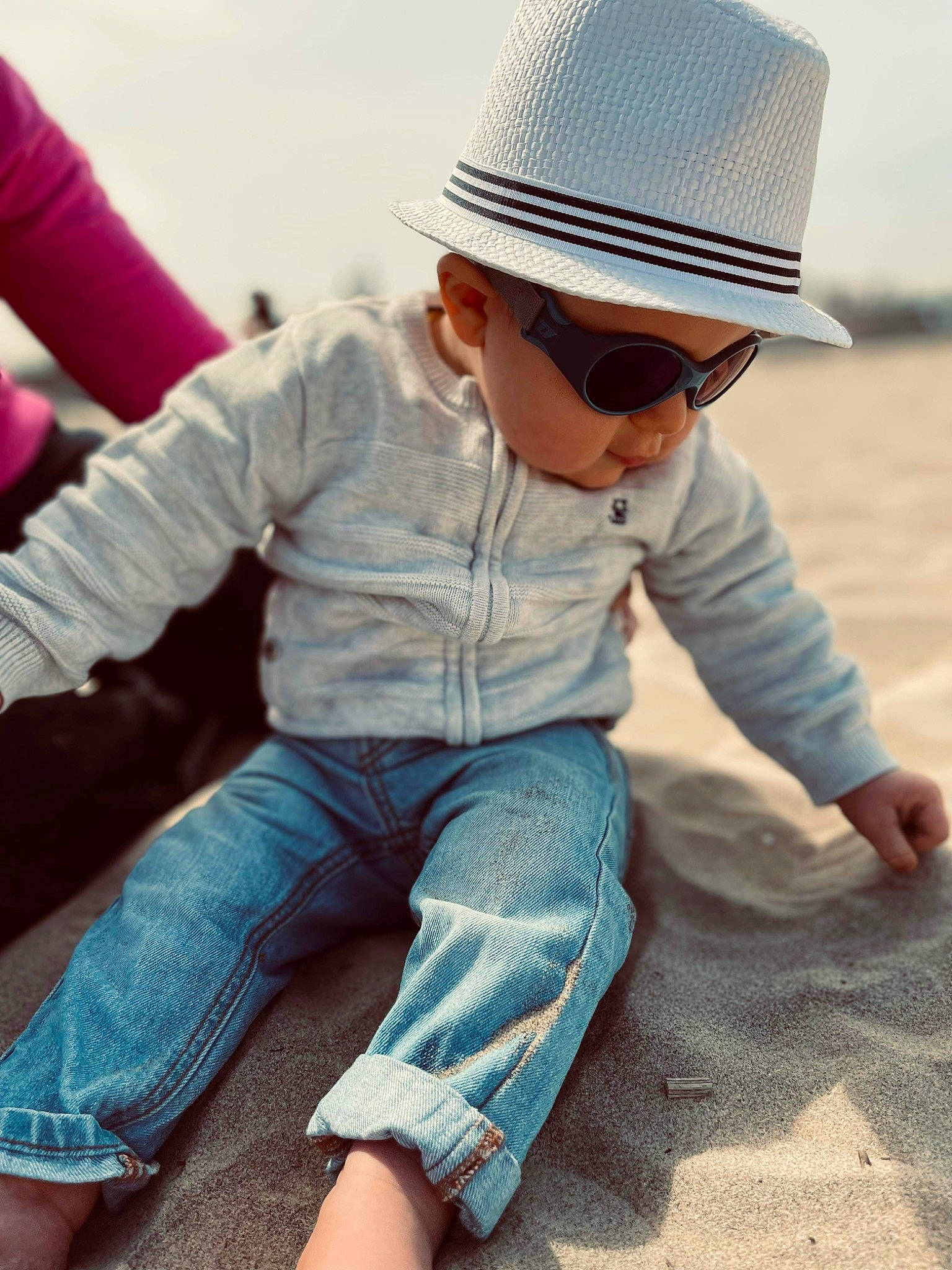 Giulian a rejoint le concours — aidez-le/la à gagner de superbes lots ! cap, clothing, eyewear, fedora, glasses, goggles, hairstyle, happy, hat, head, headgear, headwear, human, jeans, leg, person, photograph, sleeve, sun_hat, sunglasses