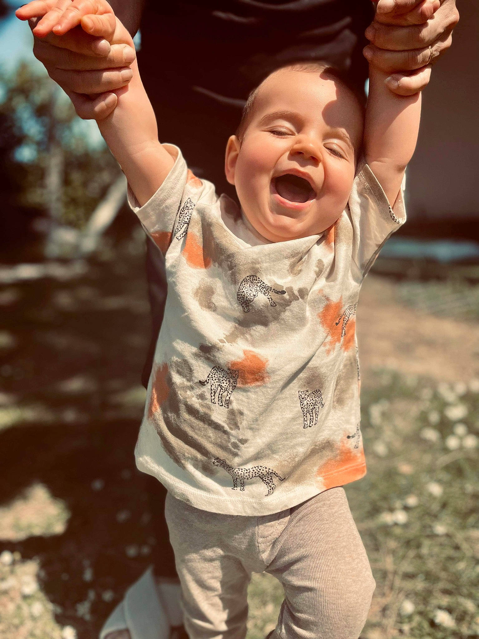 Giulian participe au concours pour gagner de l'argent avec cette photo : baby_toddler_clothing, child, face, finger, flash_photography, fun, gesture, grass, hand, happy, leisure, people_in_nature, person, playing_with_kids, sleeve, smile, snapshot, summer, t_shirt, thumb