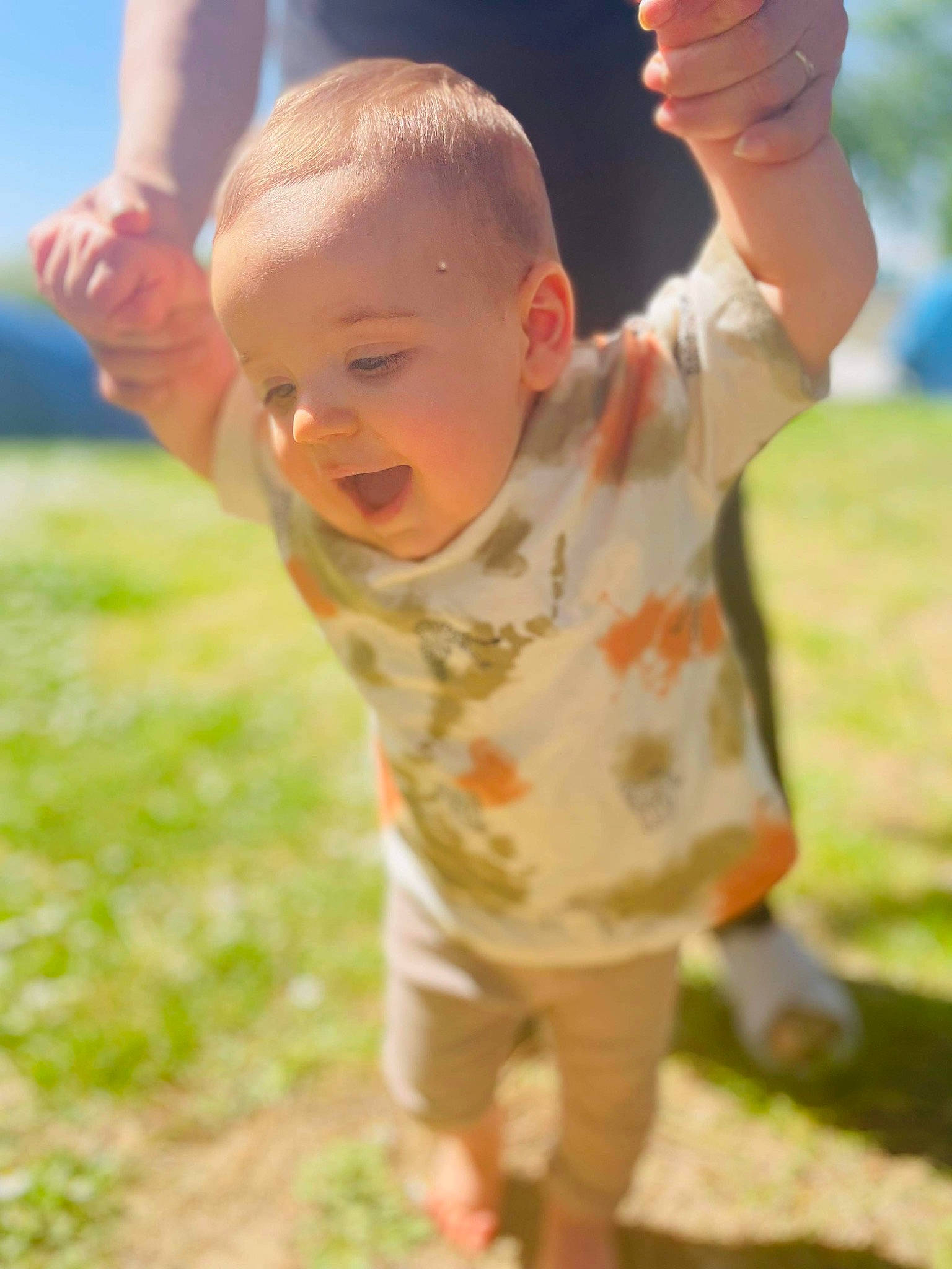 Giulian a rejoint le concours — aidez-le/la à gagner de superbes lots ! arm, baby_toddler_clothing, child, finger, fun, gesture, grass, grass_family, hand, happy, lawn, leisure, meadow, nose, people_in_nature, person, playing_with_kids, smile, sunlight, thumb