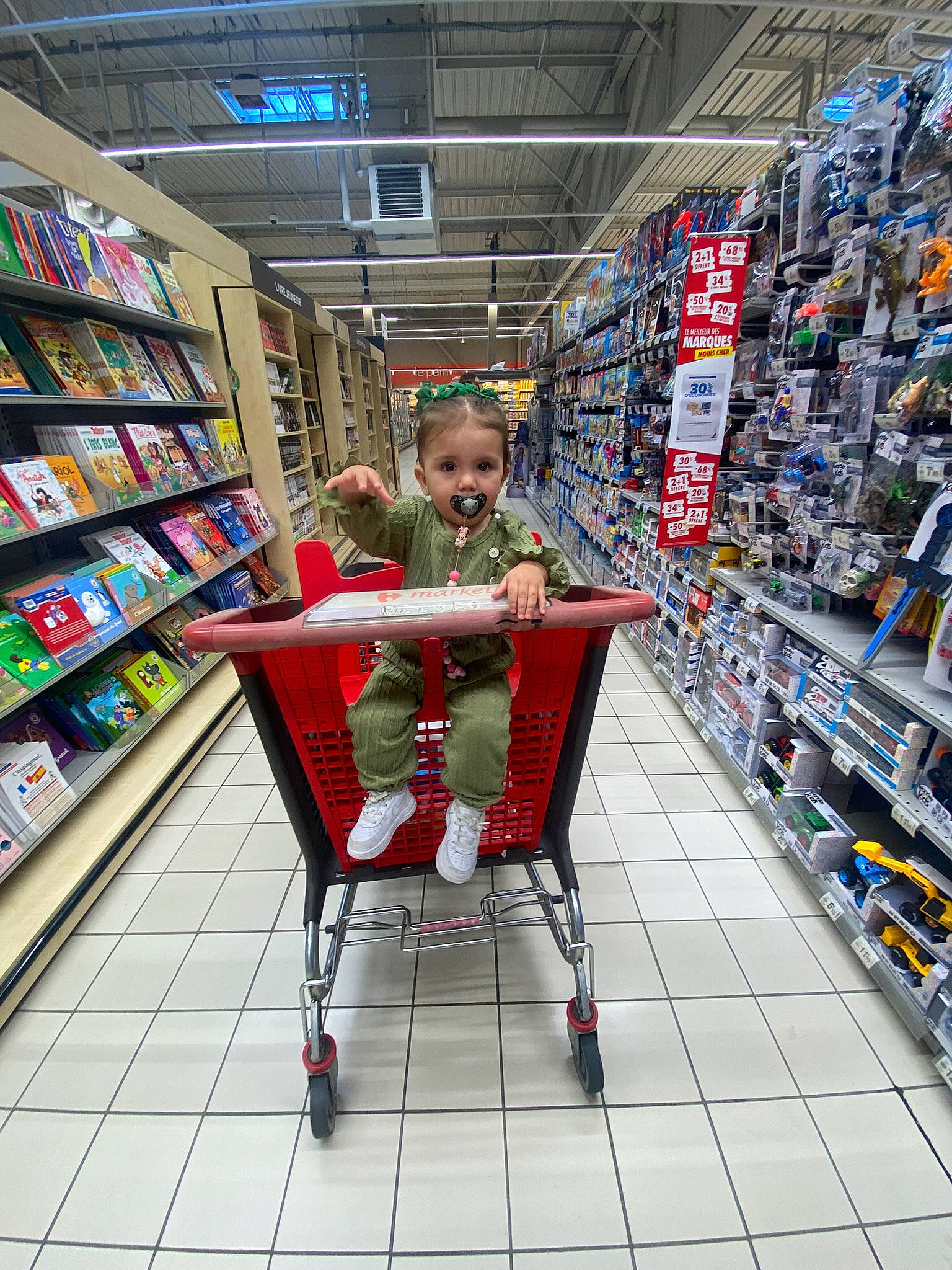 Luna a rejoint le concours — aidez-le/la à gagner de superbes lots ! aisle, bookcase, cart, convenience_store, customer, engineering, fun, grocery_store, human_leg, marketplace, person, photograph, product, publication, retail, service, shelf, shelving, shopping, shopping_cart