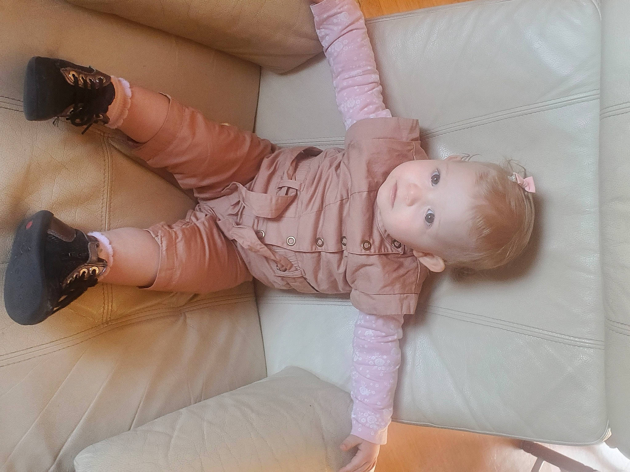 Anaïs participe au concours pour gagner de l'argent avec cette photo : baby_toddler_clothing, child, comfort, finger, foot, head, human_leg, joint, knee, leg, person, pink, sandal, skin, sleeve, sock, thigh, thumb, white, wood