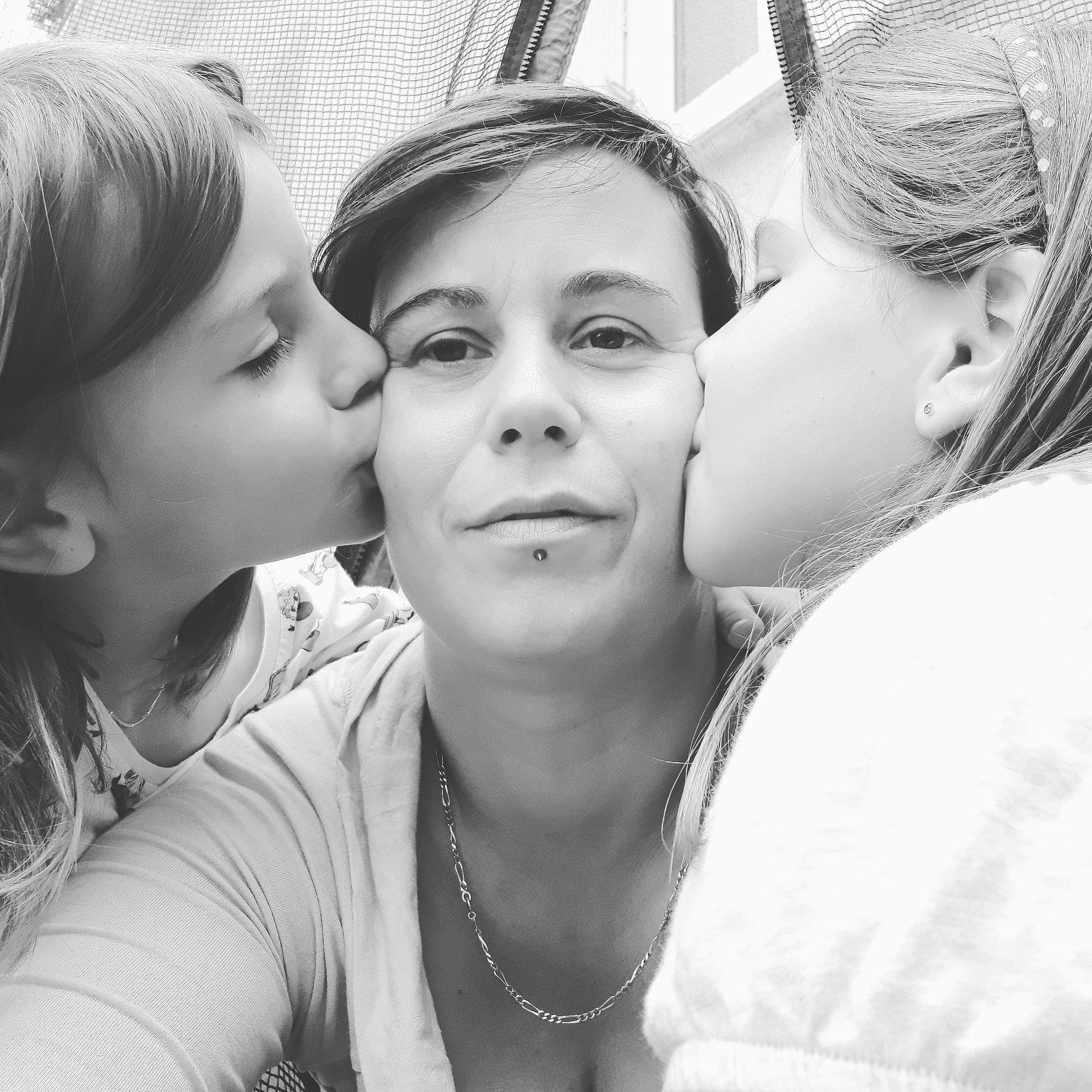 Kelya Et Louanne participe au concours pour gagner de l'argent avec cette photo : black, black_and_white, cheek, chin, ear, eyebrow, eyelash, fashion, forehead, gesture, happy, iris, kiss, lip, neck, nose, person, photograph, skin, smile