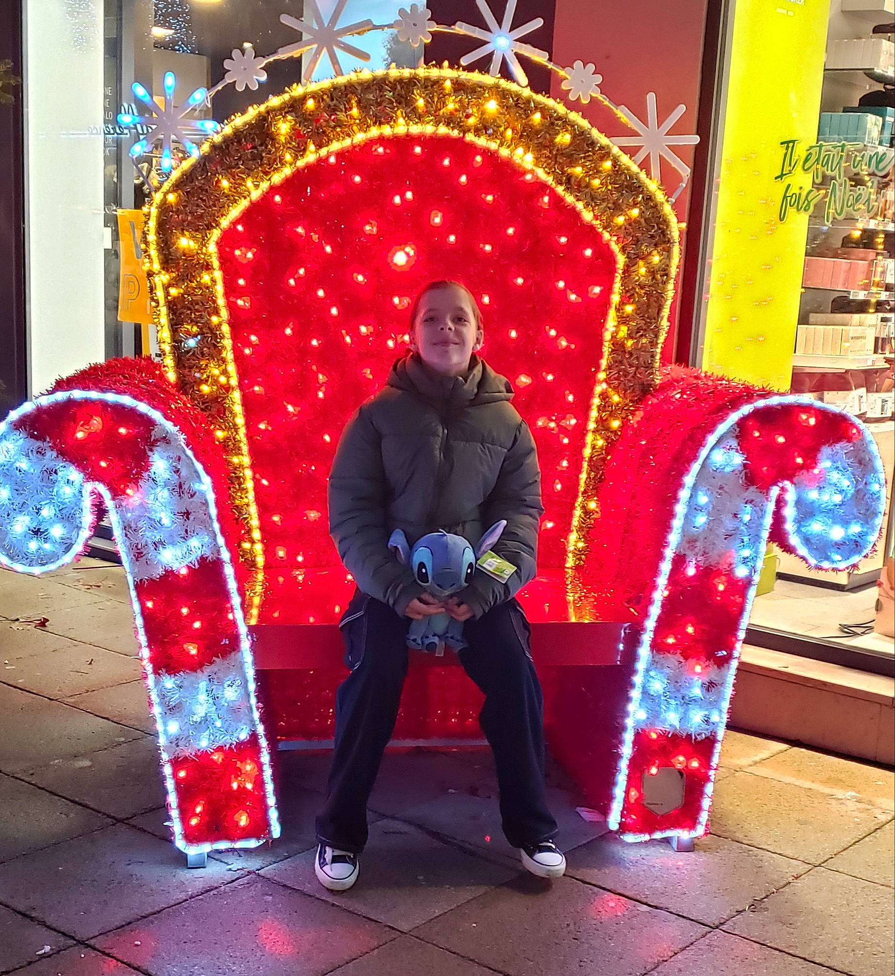 Célya a rejoint le concours — aidez-le/la à gagner de superbes lots ! arch, carmine, christmas, christmas_decoration, city, decoration, event, fun, holiday, joy, leisure, light, magenta, ornament, pattern, person, public_space, recreation, red, temple