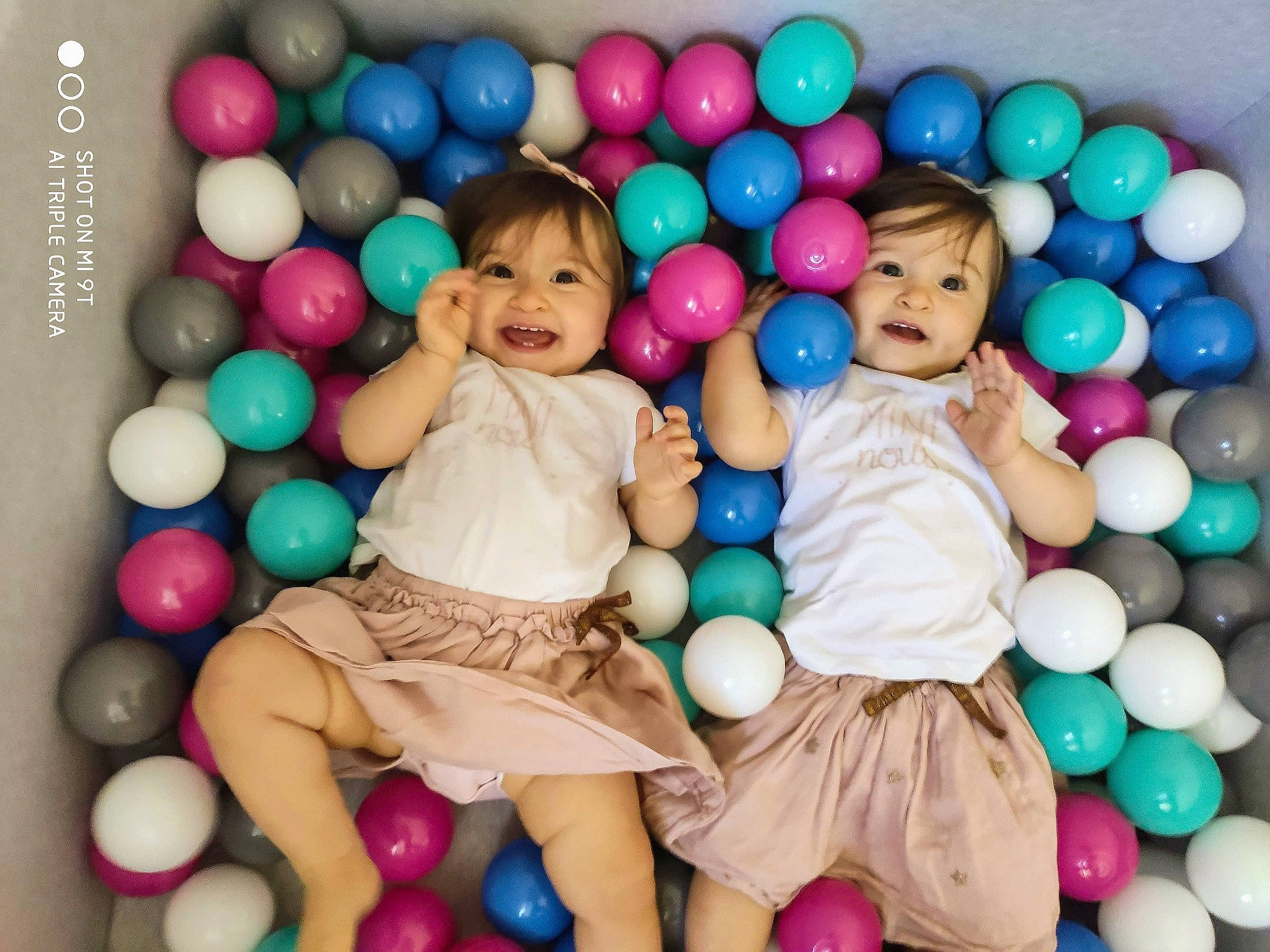 Anne Et Jade a rejoint le concours — aidez-le/la à gagner de superbes lots ! aqua, baby_toddler_clothing, beauty, child, clothing, face, facial_expression, fun, happy, human, leisure, organ, people, person, photograph, pink, product, shirt, smile, t_shirt