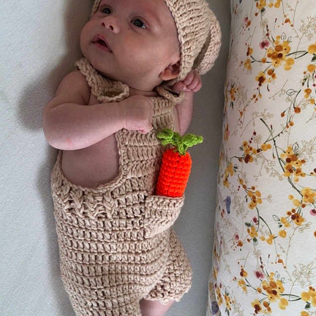 Gohan participe au concours pour gagner de l'argent avec cette photo : adult, baby, bodypart, bonnet, bride, cap, clothing, couch, face, female, finger, furniture, hat, head, newborn, person, photography, portrait, wedding, woman