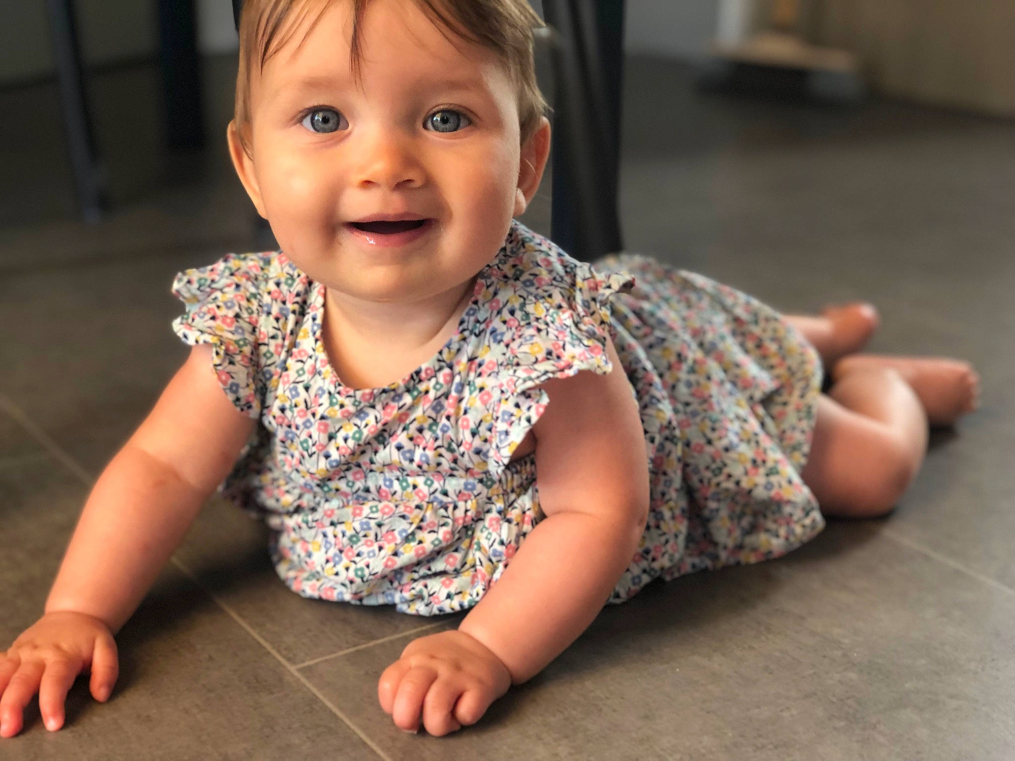 Leïna a rejoint le concours — aidez-le/la à gagner de superbes lots ! baby, baby_toddler_clothing, cheek, chin, collar, dress, face, finger, flash_photography, floor, flooring, fun, happy, head, iris, joy, person, skin, sleeve, smile
