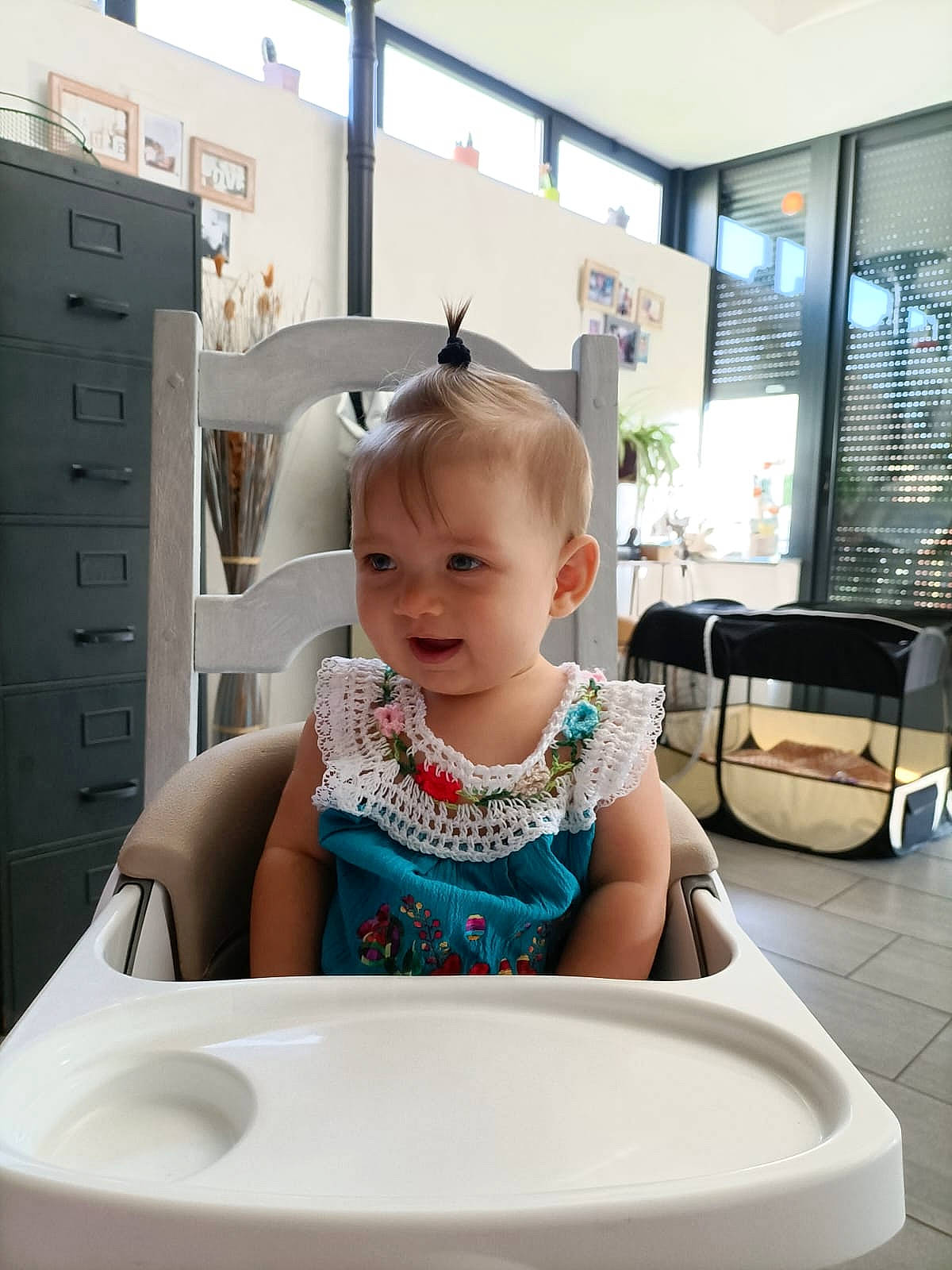 Leïna participe au concours pour gagner de l'argent avec cette photo : baby, baby_toddler_clothing, cabinetry, chest, chest_of_drawers, child, circle, comfort, drawer, flooring, fun, happy, houseplant, person, rectangle, room, sitting, sleeve, smile, toddler