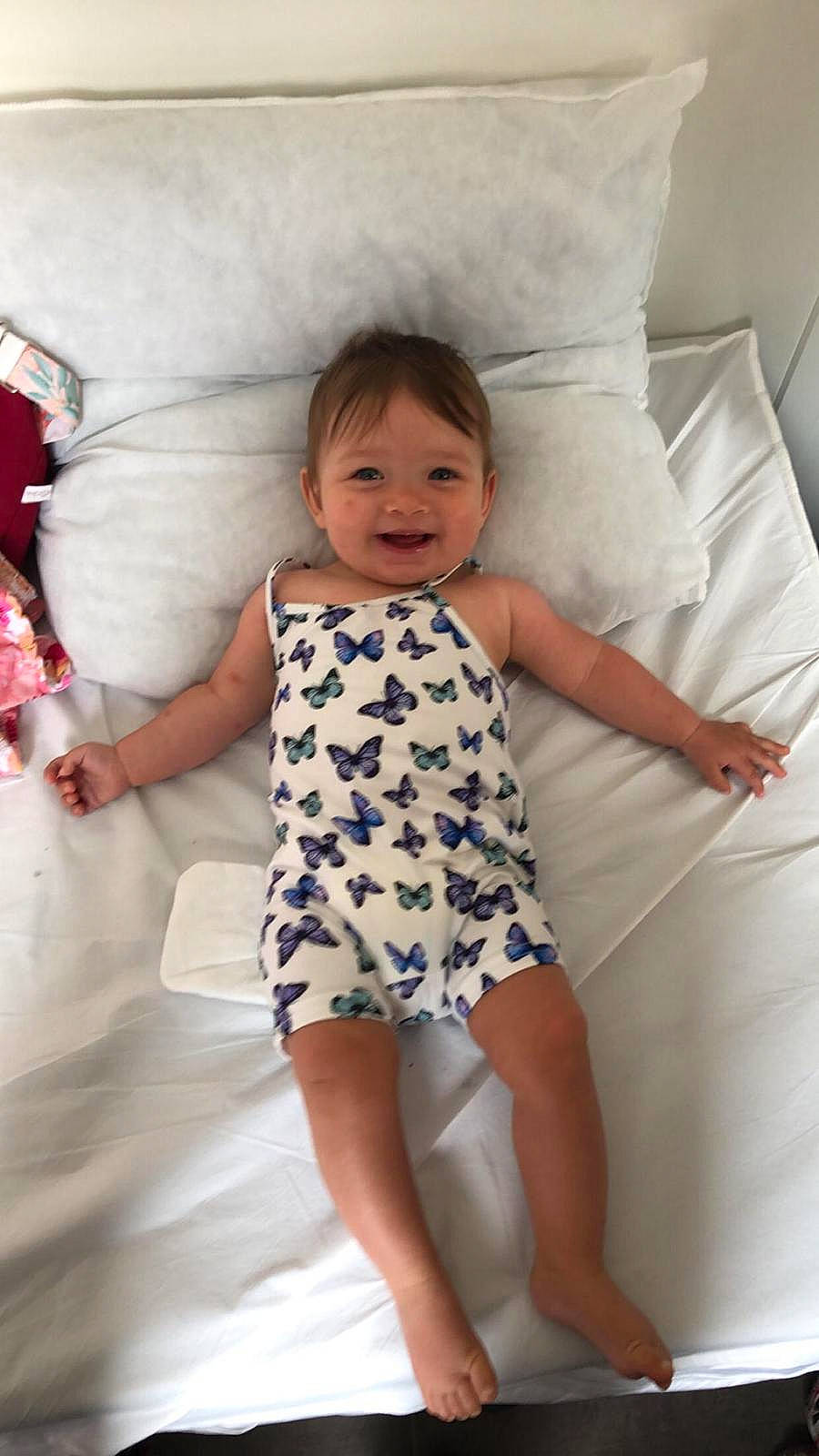 Leïna a rejoint le concours — aidez-le/la à gagner de superbes lots ! baby_toddler_clothing, comfort, day_dress, dress, finger, flash_photography, happy, human_body, iris, joy, leg, one_piece_garment, person, pink, shoulder, skin, sleeve, smile, thigh, toddler