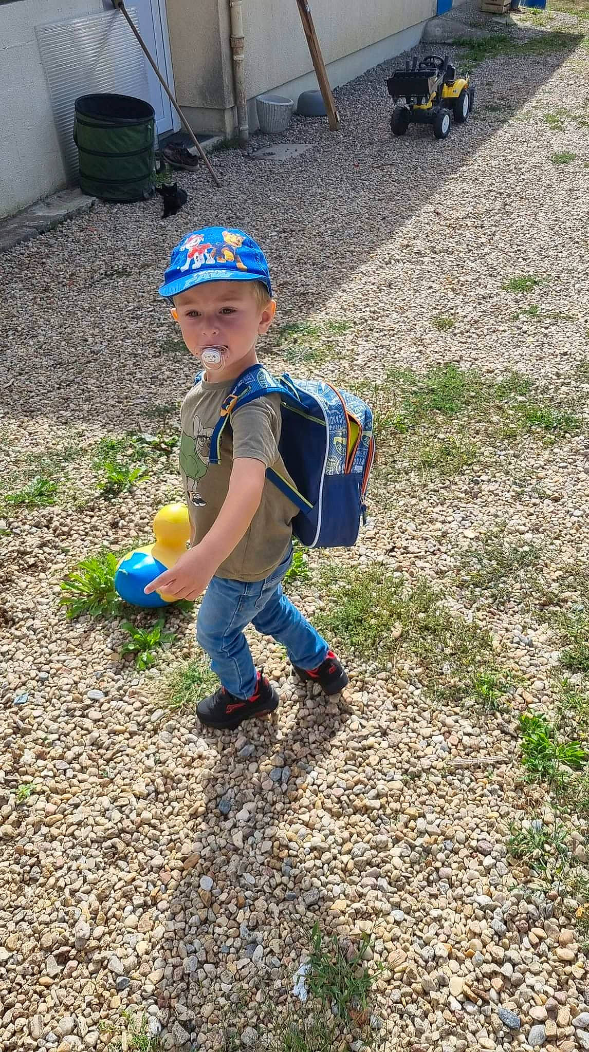 Brandon a rejoint le concours — aidez-le/la à gagner de superbes lots ! asphalt, baby_toddler_clothing, child, electric_blue, fun, grass, headwear, landscape, leisure, people_in_nature, person, personal_protective_equipment, play, recreation, shoe, smile, sneakers, soil, t_shirt, tire