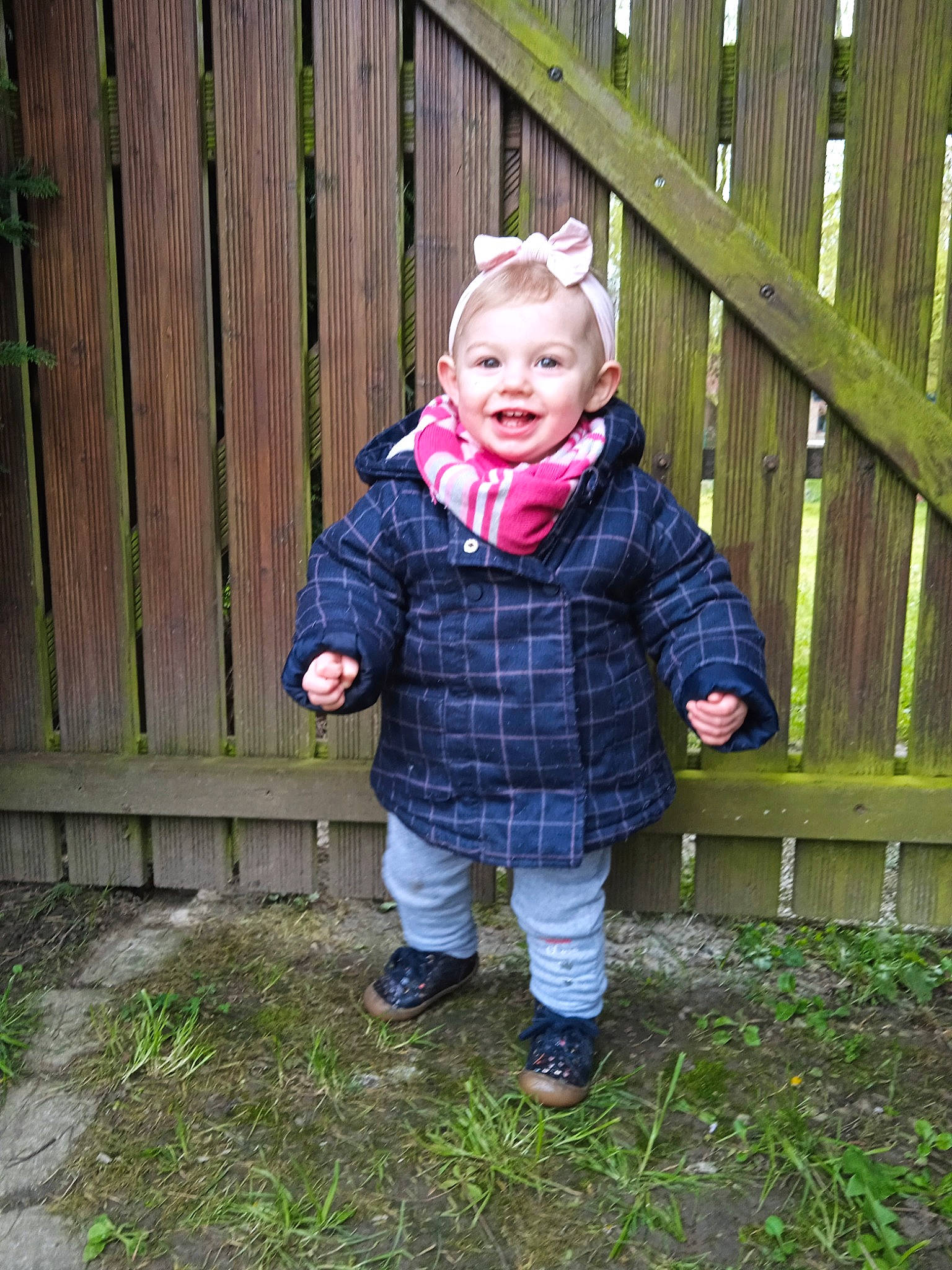 Giulia a rejoint le concours — aidez-le/la à gagner de superbes lots ! baby_toddler_clothing, clothing, eye, face, fence, footwear, fun, grass, happy, jacket, joy, lawn, outerwear, people_in_nature, person, plaid, plant, sleeve, tartan, toddler