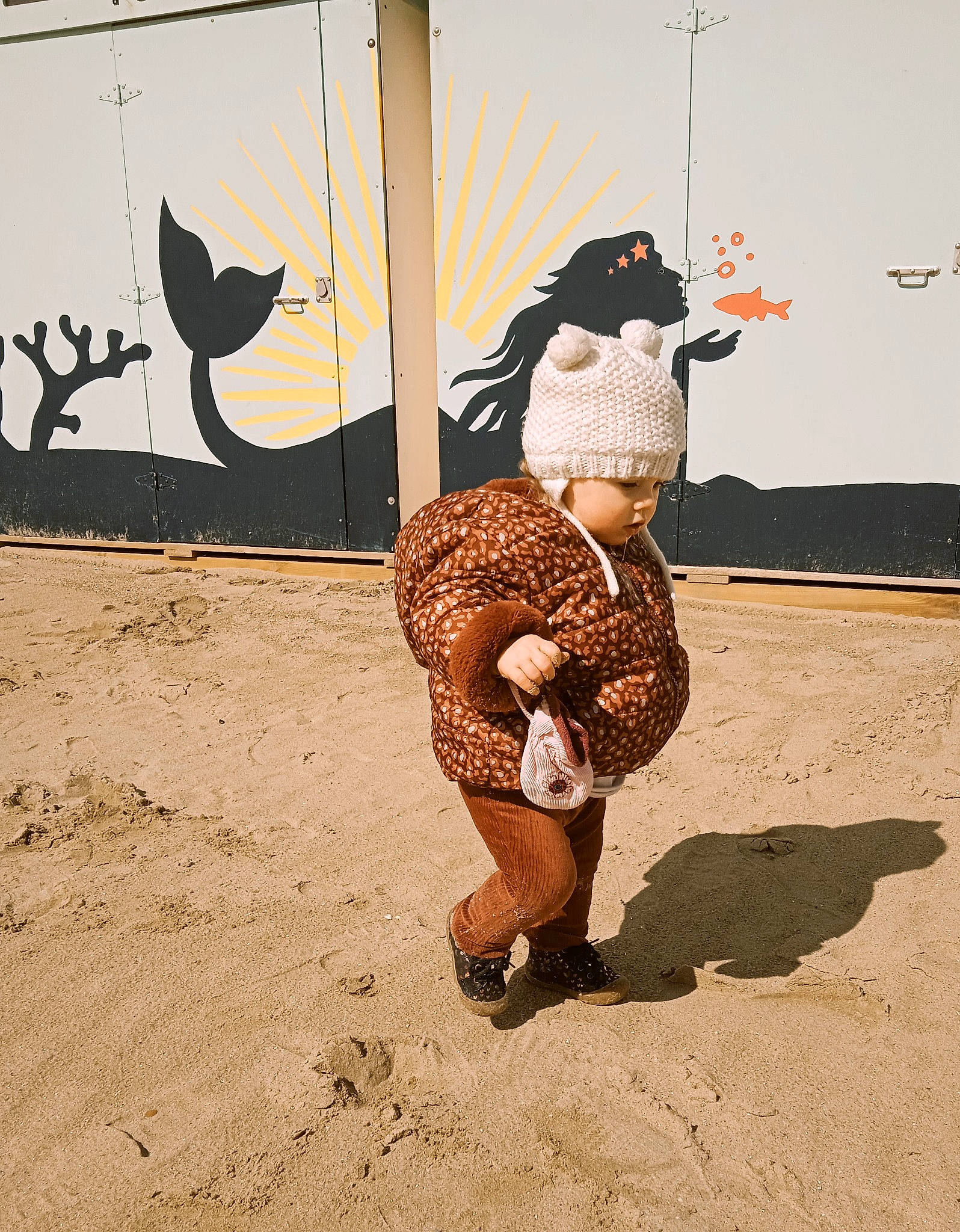 Giulia participe au concours pour gagner de l'argent avec cette photo : art, fashion_design, flash_photography, flooring, fun, gesture, happy, headwear, human_leg, knee, landscape, luggage_and_bags, military_camouflage, pattern, person, sandal, shadow, soil, tints_and_shades, vintage_clothing