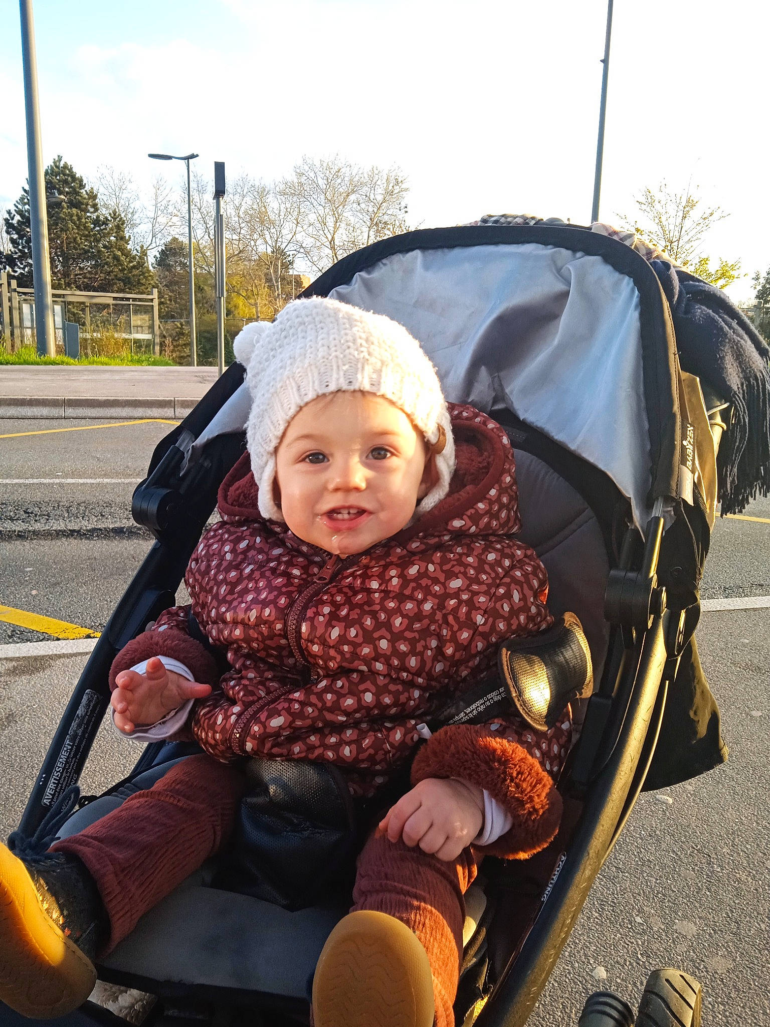 Giulia a rejoint le concours — aidez-le/la à gagner de superbes lots ! auto_part, baby, baby_carriage, baby_products, child, cloud, fun, grass, happy, headwear, joy, leisure, mode_of_transport, motor_vehicle, person, recreation, sitting, sky, street_light, toddler