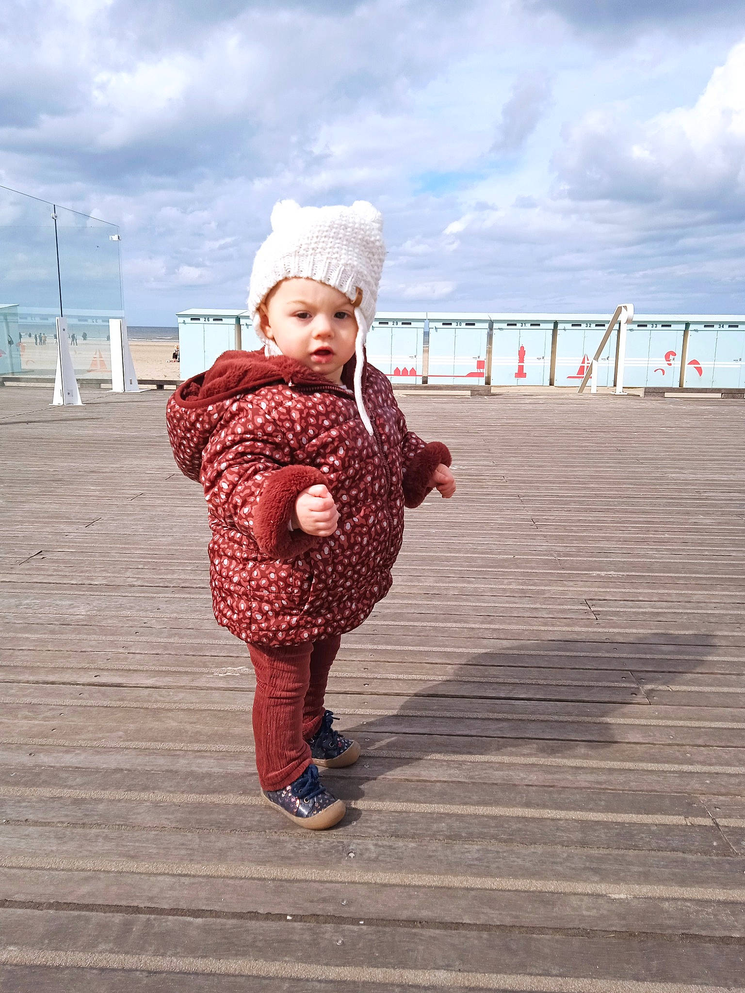 Giulia participe au concours pour gagner de l'argent avec cette photo : baby, baby_toddler_clothing, child, cloud, fun, gesture, happy, headwear, horizon, leisure, ocean, pattern, people_in_nature, person, recreation, sky, sleeve, toddler, tourism, travel