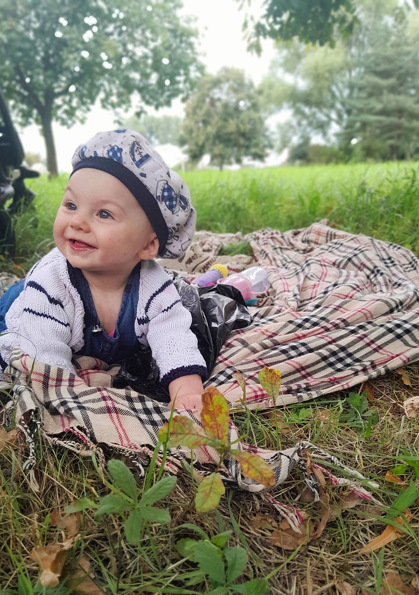 Giulia a rejoint le concours — aidez-le/la à gagner de superbes lots ! baby, baby_toddler_clothing, cap, face, grass, grassland, groundcover, happy, hat, headwear, joy, landscape, military_camouflage, pattern, people_in_nature, person, personal_protective_equipment, plant, smile, soil