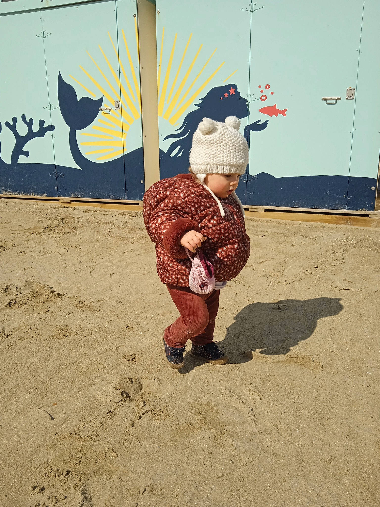 Giulia a rejoint le concours — aidez-le/la à gagner de superbes lots ! art, beach, beak, bird, feather, fun, hat, headwear, horizon, human_leg, landscape, ocean, people_in_nature, person, sand, shadow, sitting, soil, tints_and_shades, visual_arts