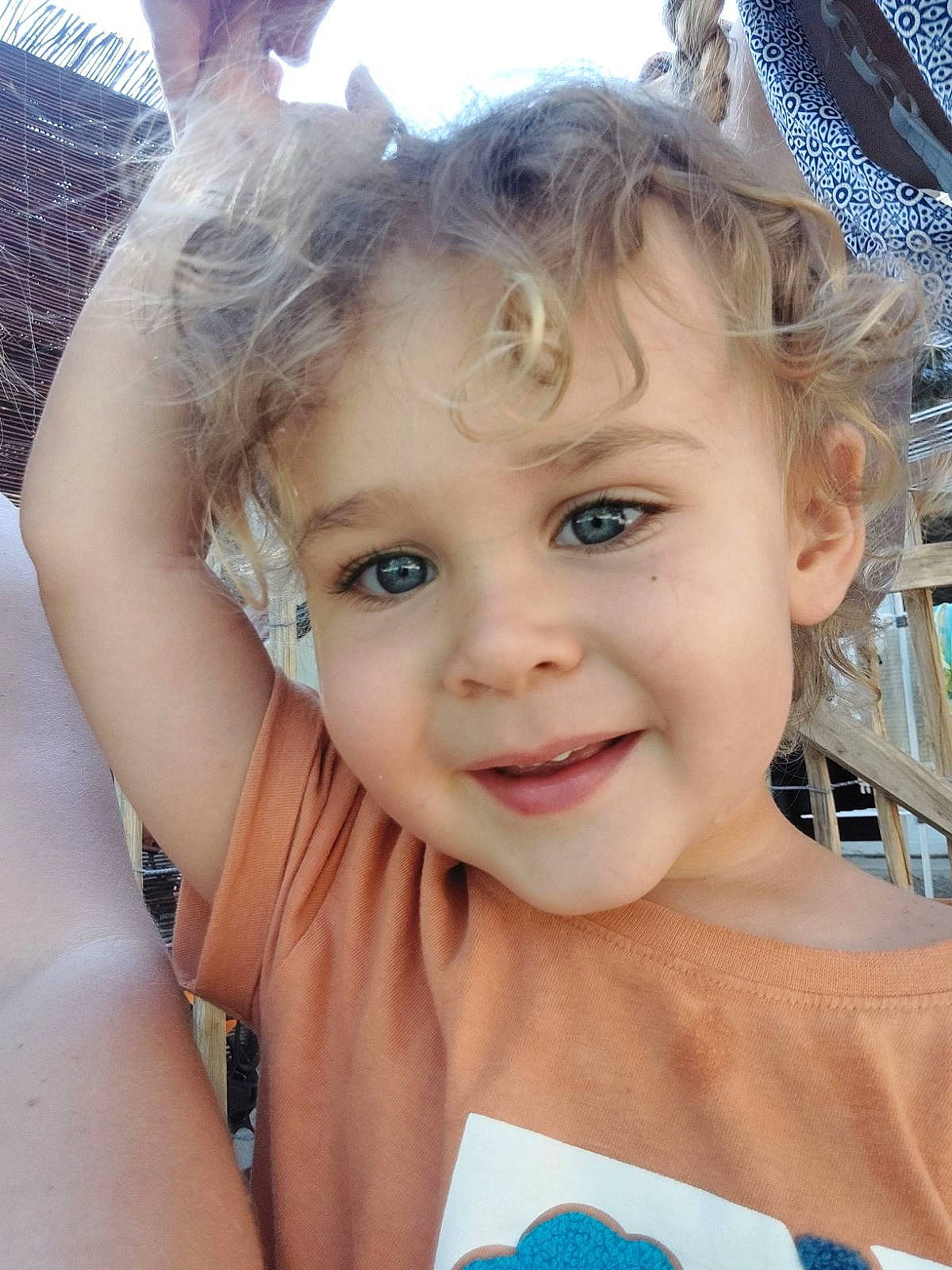 Sacha participe au concours pour gagner de l'argent avec cette photo : azure, blue, cheek, chin, eye, eyebrow, eyelash, face, gesture, hairstyle, happy, head, iris, joy, lip, mouth, neck, nose, person, shoulder