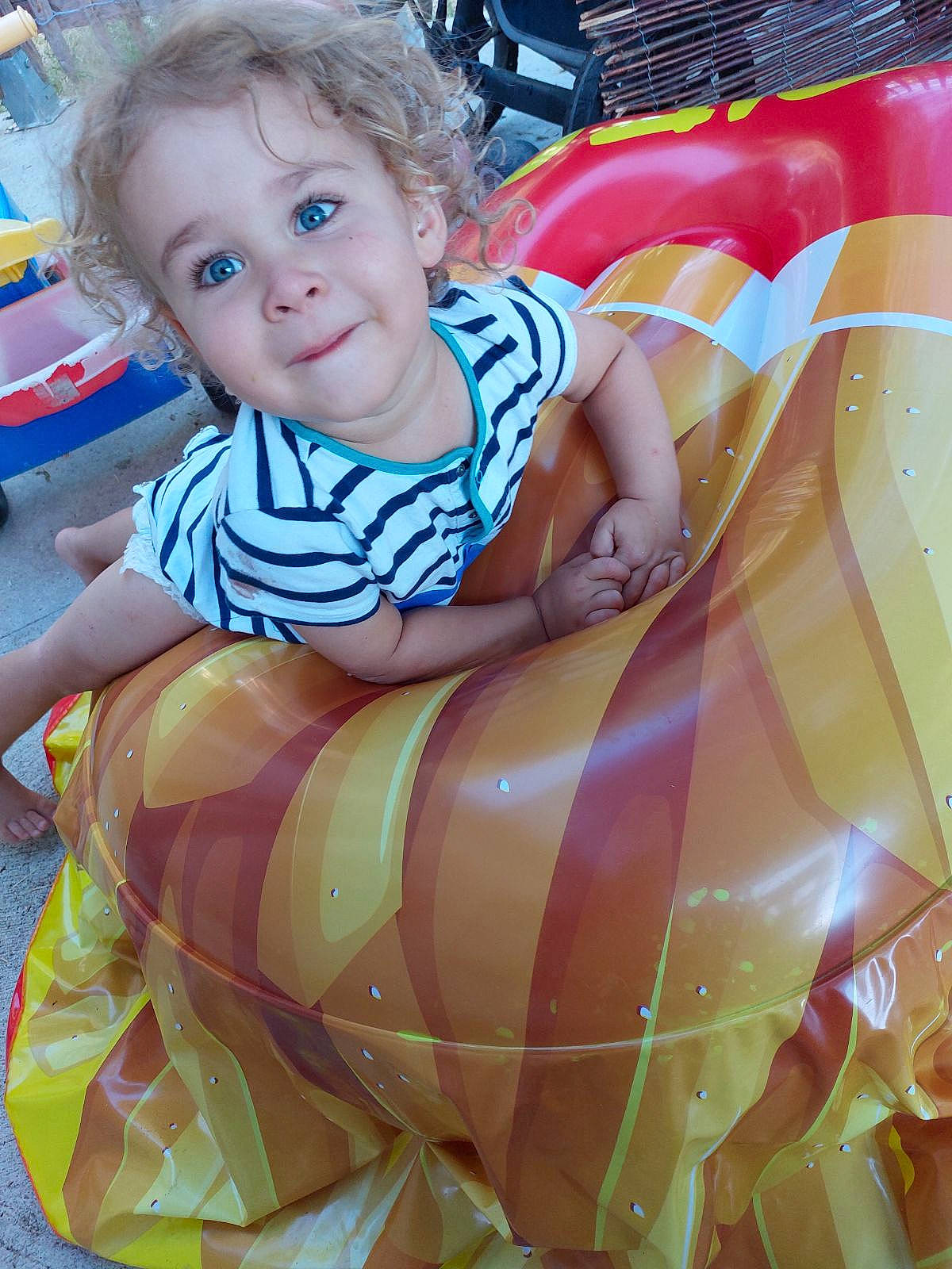 Sacha participe au concours pour gagner de l'argent avec cette photo : baby, baby_products, baby_toddler_clothing, beauty, chair, child, fun, happy, inflatable, joy, leisure, party, party_supply, pattern, person, play, recreation, shorts, sitting, smile