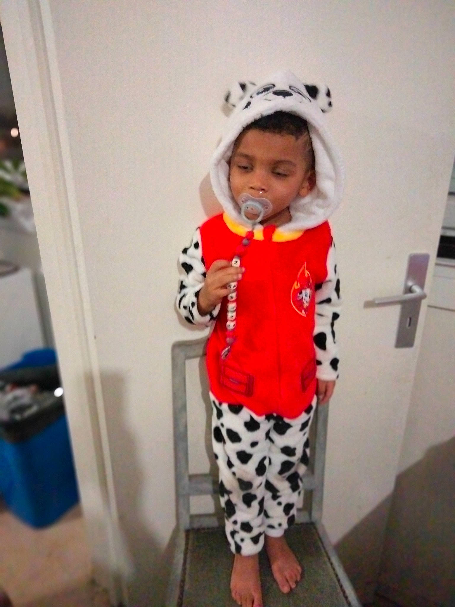 Malwen participe au concours pour gagner de l'argent avec cette photo : active_pants, baby_toddler_clothing, child, costume, day_dress, fashion_design, flooring, fun, happy, human_leg, knee, one_piece_garment, outerwear, pattern, person, room, sleeve, t_shirt, thigh, toddler