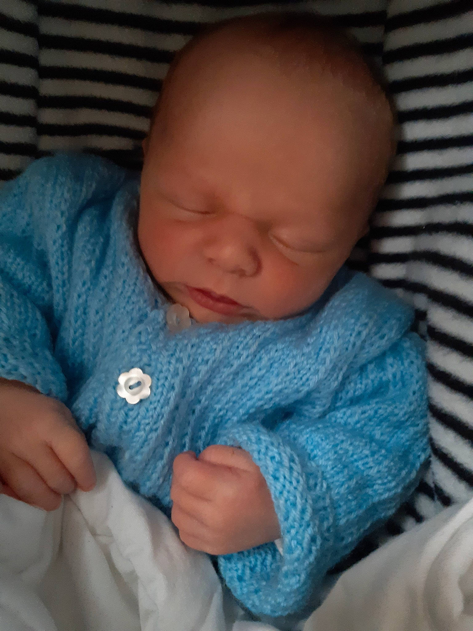 Macéo a rejoint le concours — aidez-le/la à gagner de superbes lots ! baby, bedtime, blue, cheek, child, eye, face, finger, hand, head, lip, mouth, nap, nose, person, skin, sleep, toddler