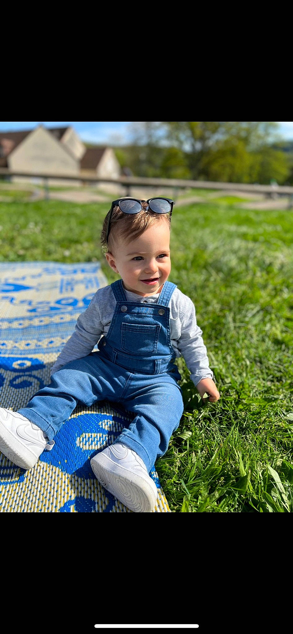 Mîran a rejoint le concours — aidez-le/la à gagner de superbes lots ! baby, baby_toddler_clothing, child, electric_blue, eyewear, fun, goggles, grass, grassland, happy, joy, lawn, leisure, people_in_nature, person, plant, recreation, shoe, sitting, smile