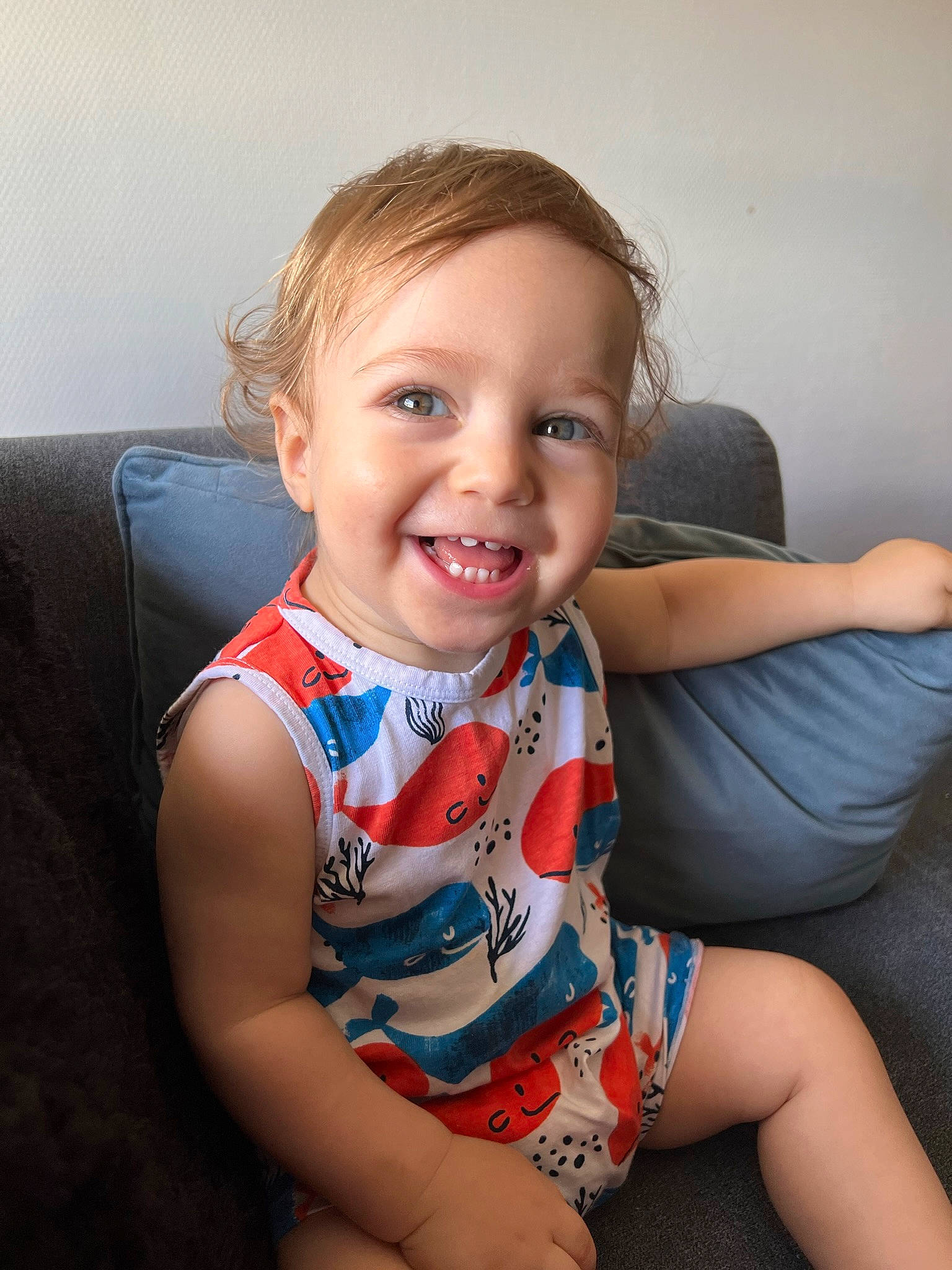 Mîran participe au concours pour gagner de l'argent avec cette photo : arm, cheek, chin, eye, face, flash_photography, hair, hand, happy, head, human, joint, joy, leg, lip, mouth, neck, nose, person, shoulder