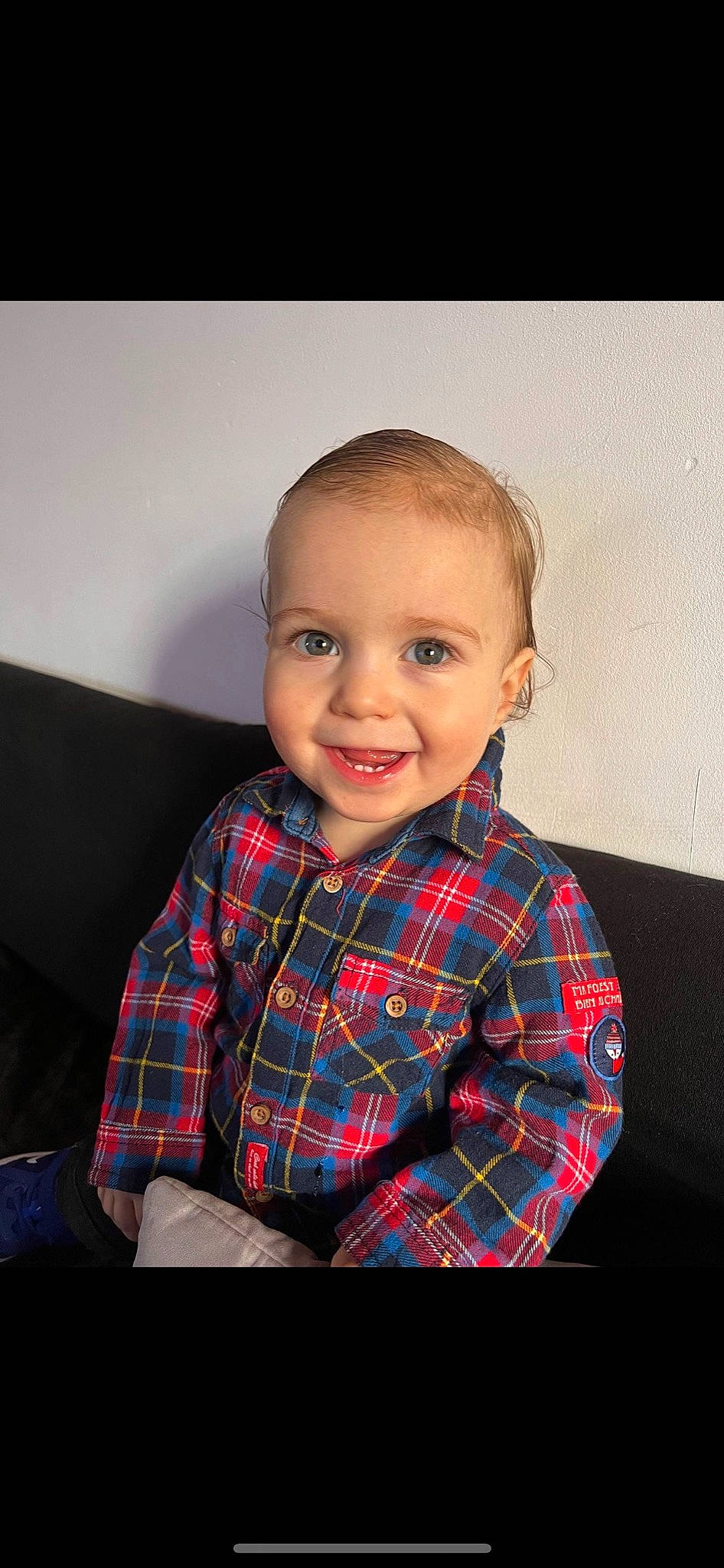 Mîran a rejoint le concours — aidez-le/la à gagner de superbes lots ! baby_toddler_clothing, cheek, chin, collar, couch, dress_shirt, face, flash_photography, happy, human_body, iris, joy, outerwear, pattern, person, plaid, skin, sleeve, smile, t_shirt