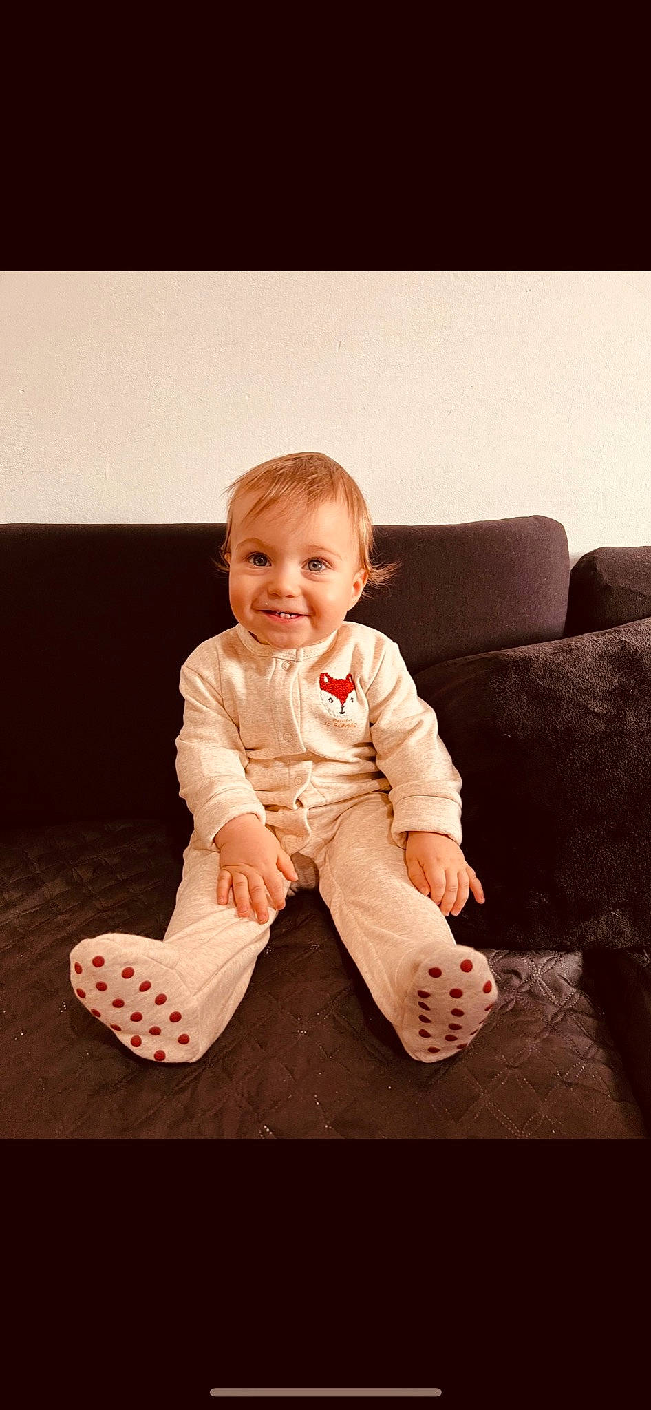 Mîran participe au concours pour gagner de l'argent avec cette photo : baby, baby_toddler_clothing, cheek, comfort, couch, eye, face, flash_photography, flooring, hair, happy, human_body, joy, knee, person, rectangle, sitting, sleeve, smile, studio_couch