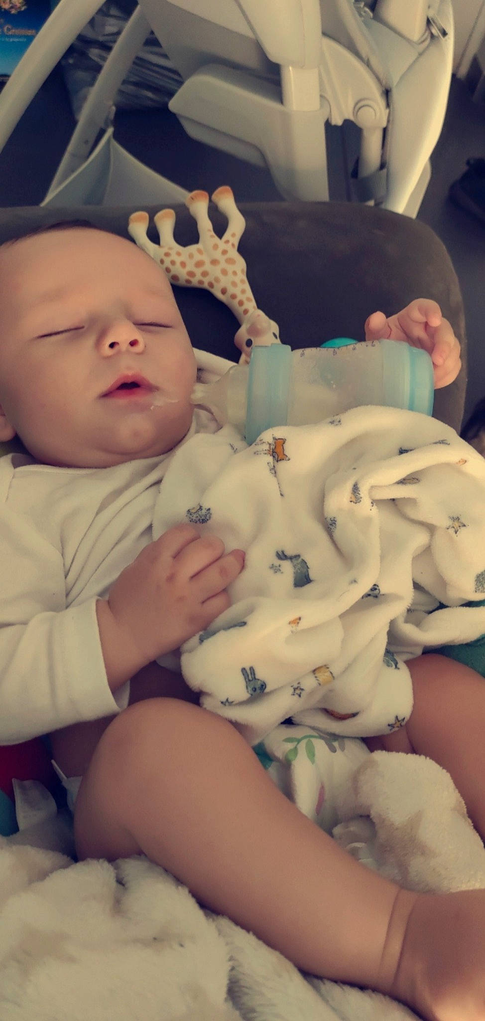 Maylone participe au concours pour gagner de l'argent avec cette photo : baby, baby_sleeping, baby_toddler_clothing, cheek, child, comfort, eyebrow, finger, happy, hat, iris, lip, mammal, mouth, nose, person, skin, textile, thumb, toddler