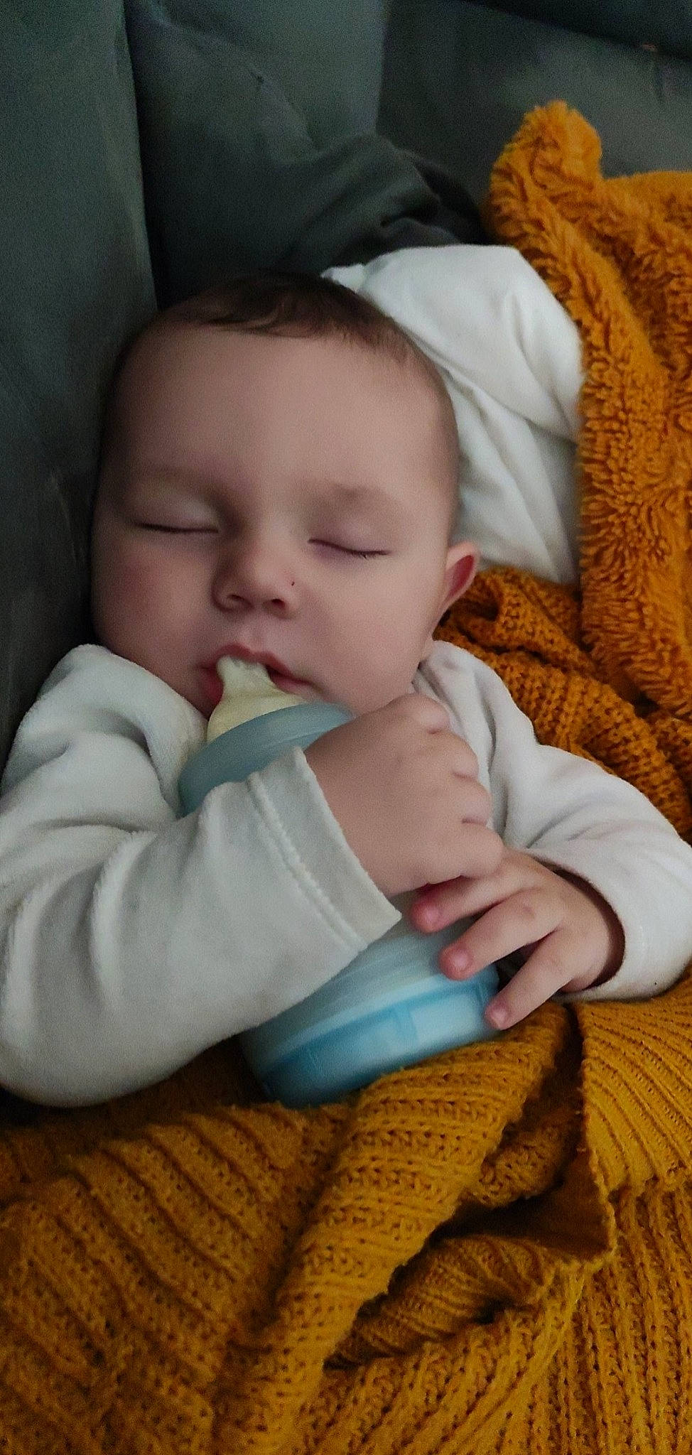 Maylone a rejoint le concours — aidez-le/la à gagner de superbes lots ! baby, baby_sleeping, baby_toddler_clothing, cheek, child, comfort, eyebrow, face, finger, gesture, grass, linens, lip, nail, nose, person, skin, sleeve, thumb, toddler