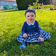 Lenna a rejoint le concours — aidez-le/la à gagner de superbes lots ! baby, blue_dress, child, cute, daylight, garden, girl, grass, greenery, happy, headband, nature, outdoor, person, plaid_skirt, playful, sitting, smiling, sunny, young