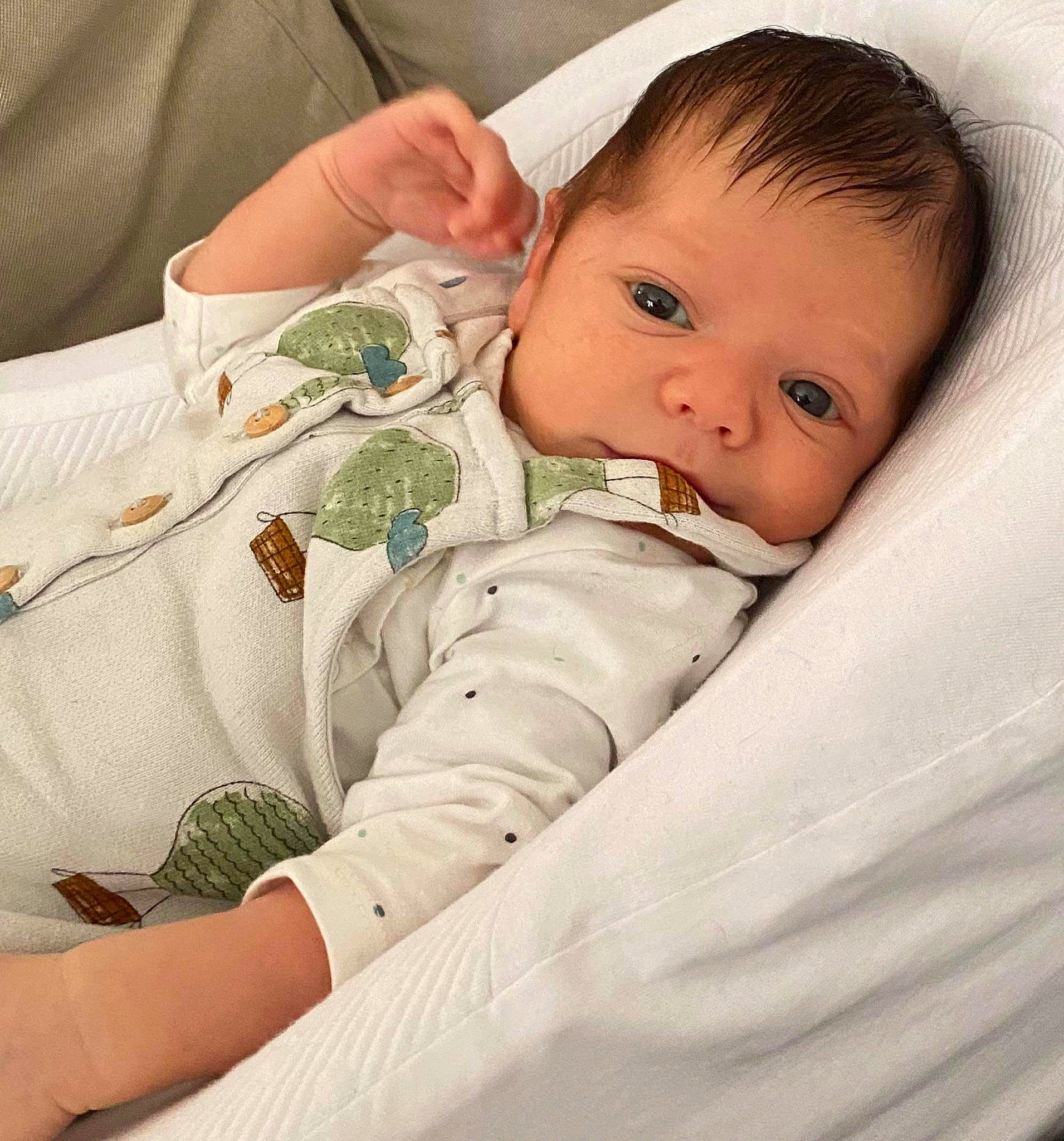 Timothé participe au concours pour gagner de l'argent avec cette photo : baby, baby_products, baby_sleeping, baby_toddler_clothing, cheek, child, comfort, eyelash, face, finger, gesture, hair, hand, head, human_body, linens, nose, person, skin, sleeve