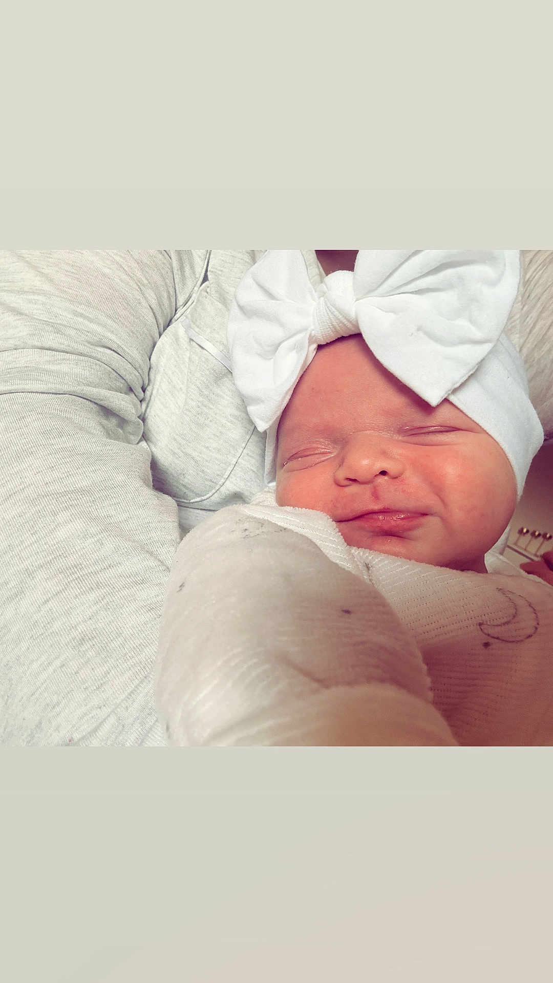 Thaïs participe au concours pour gagner de l'argent avec cette photo : baby, infant, sleeping, headband, bow, blanket, person, closeup, face, newborn, soft, cozy, cute, resting, indoor, warm, smiling, child, portrait, tender
